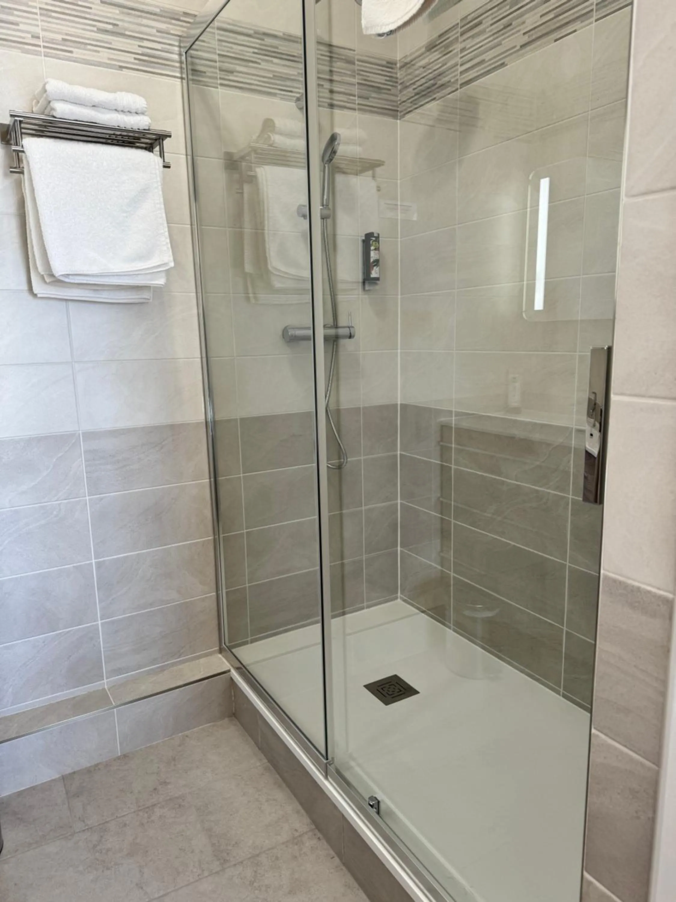 Bathroom in Logis Hotel Restaurant le Mirador