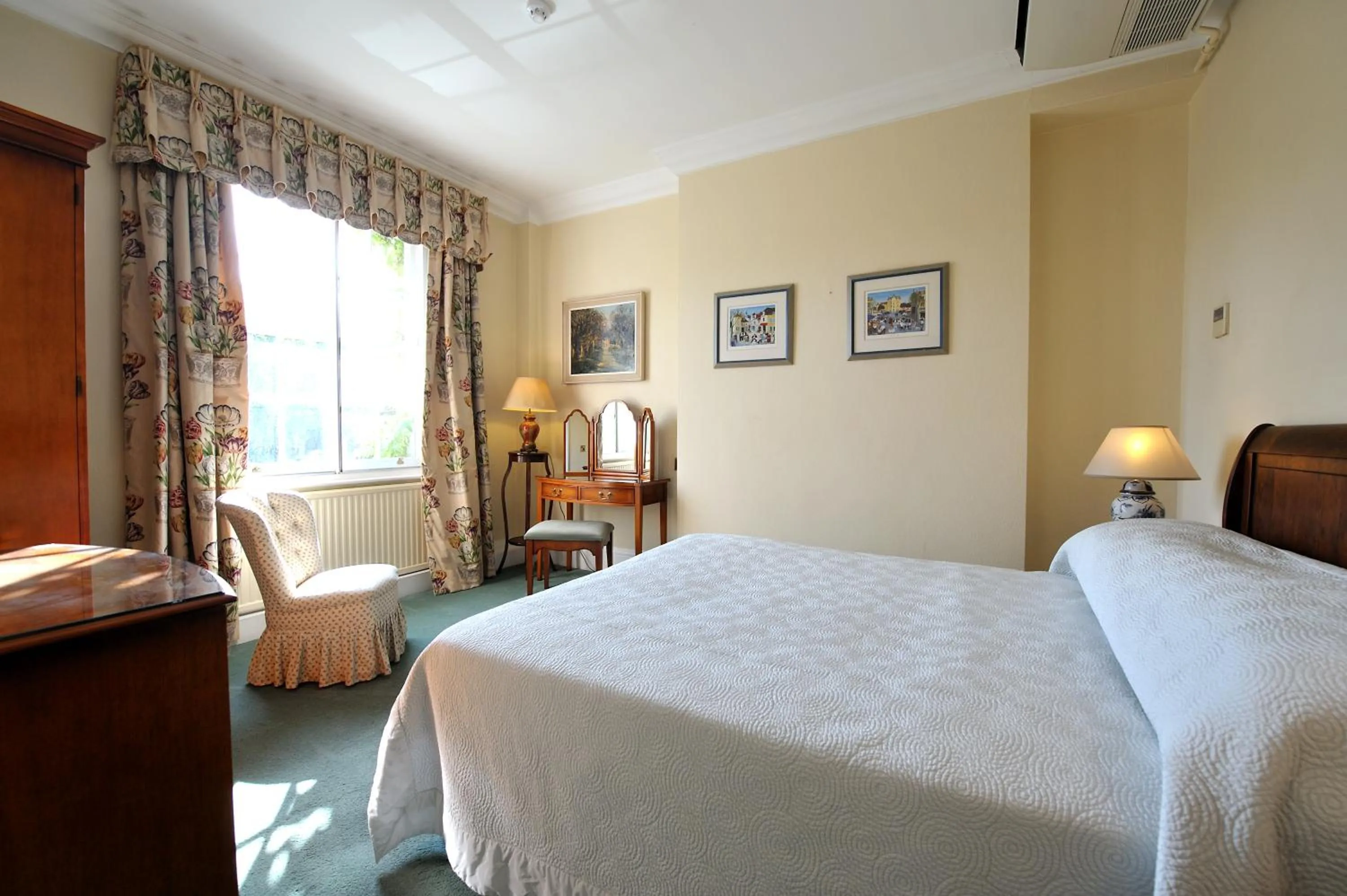 Photo of the whole room in The French Horn