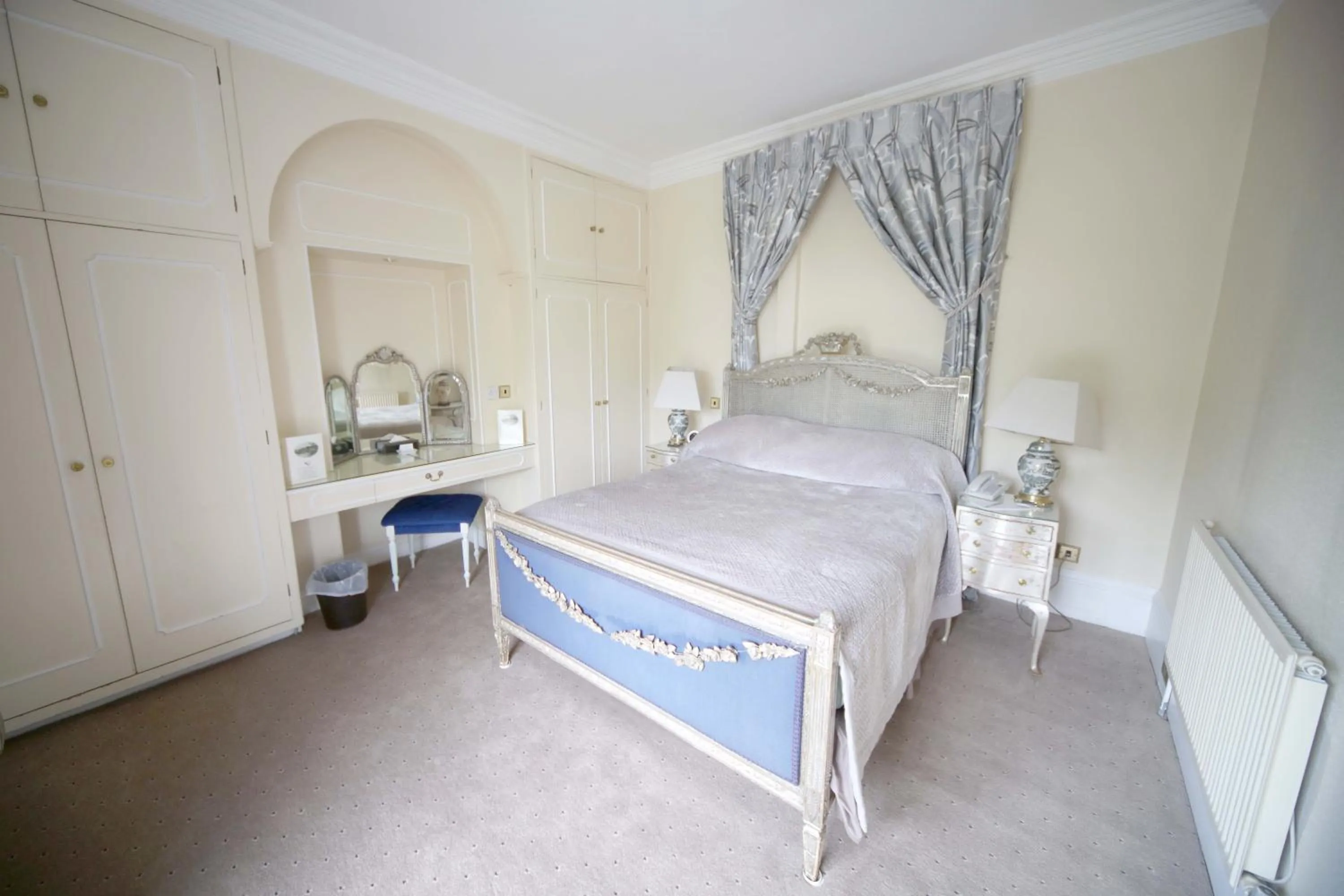 Bedroom in The French Horn