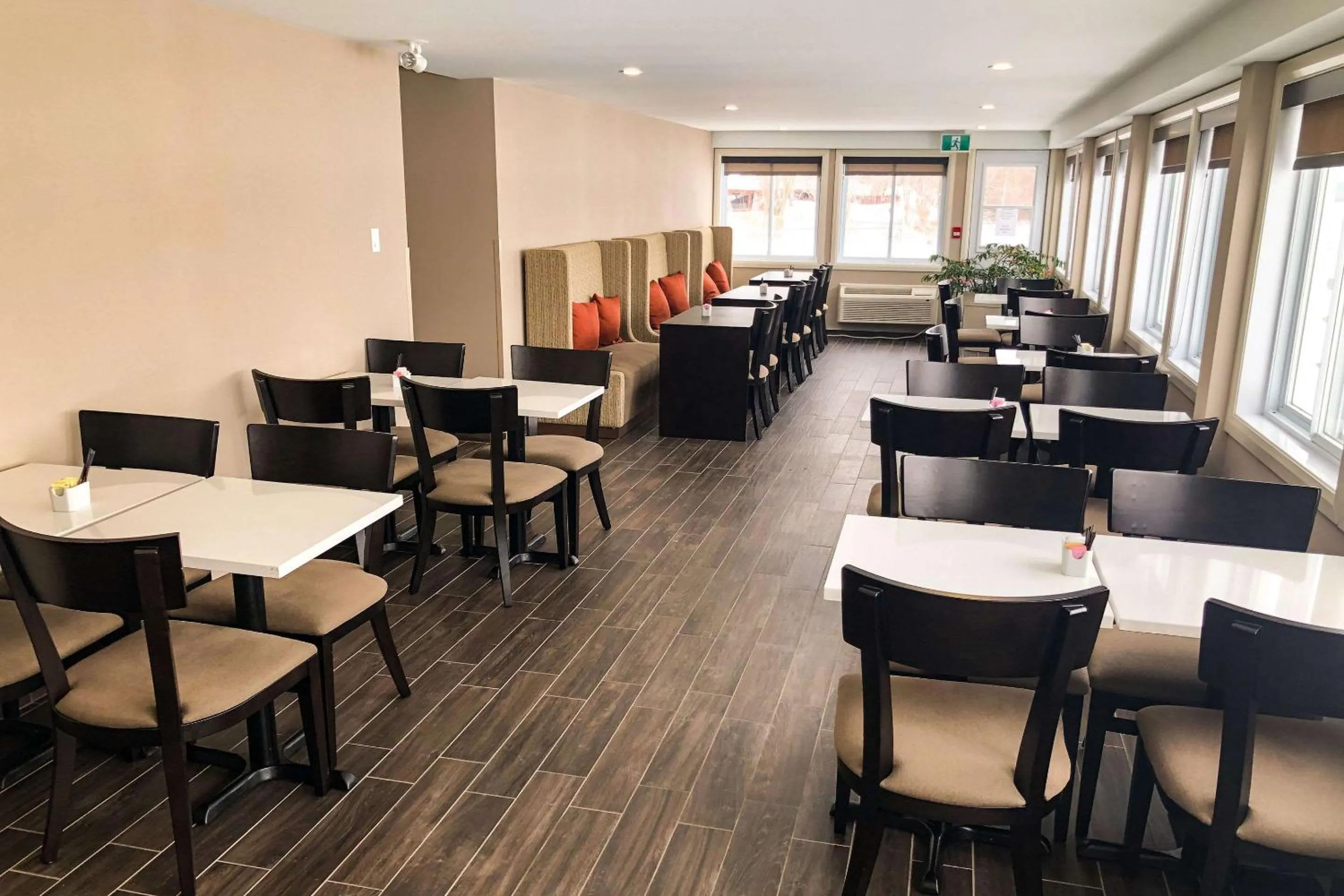 Restaurant/places to eat in Sleep Inn & Suites Quebec City East