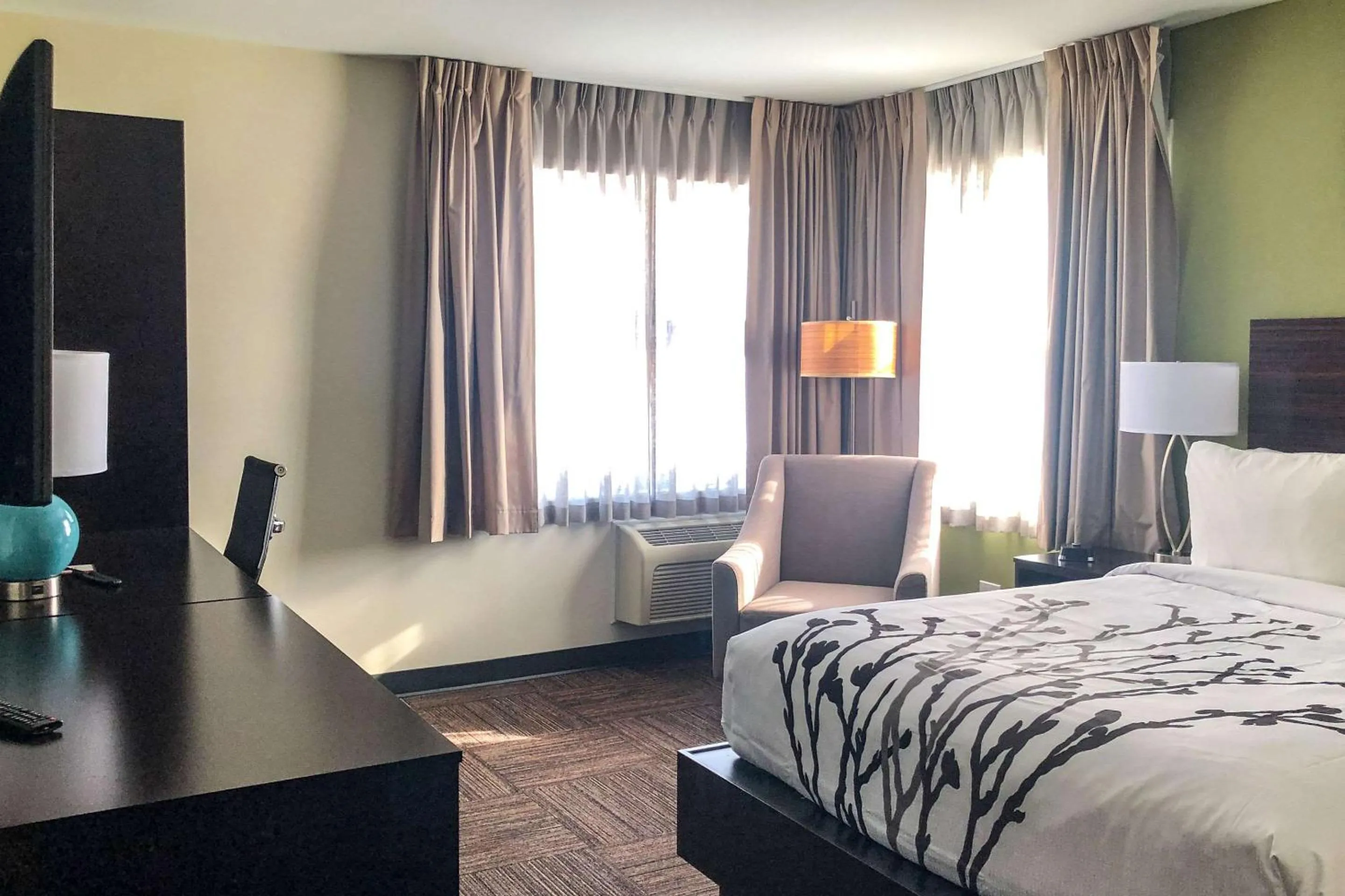 Photo of the whole room, Bed in Sleep Inn & Suites Quebec City East