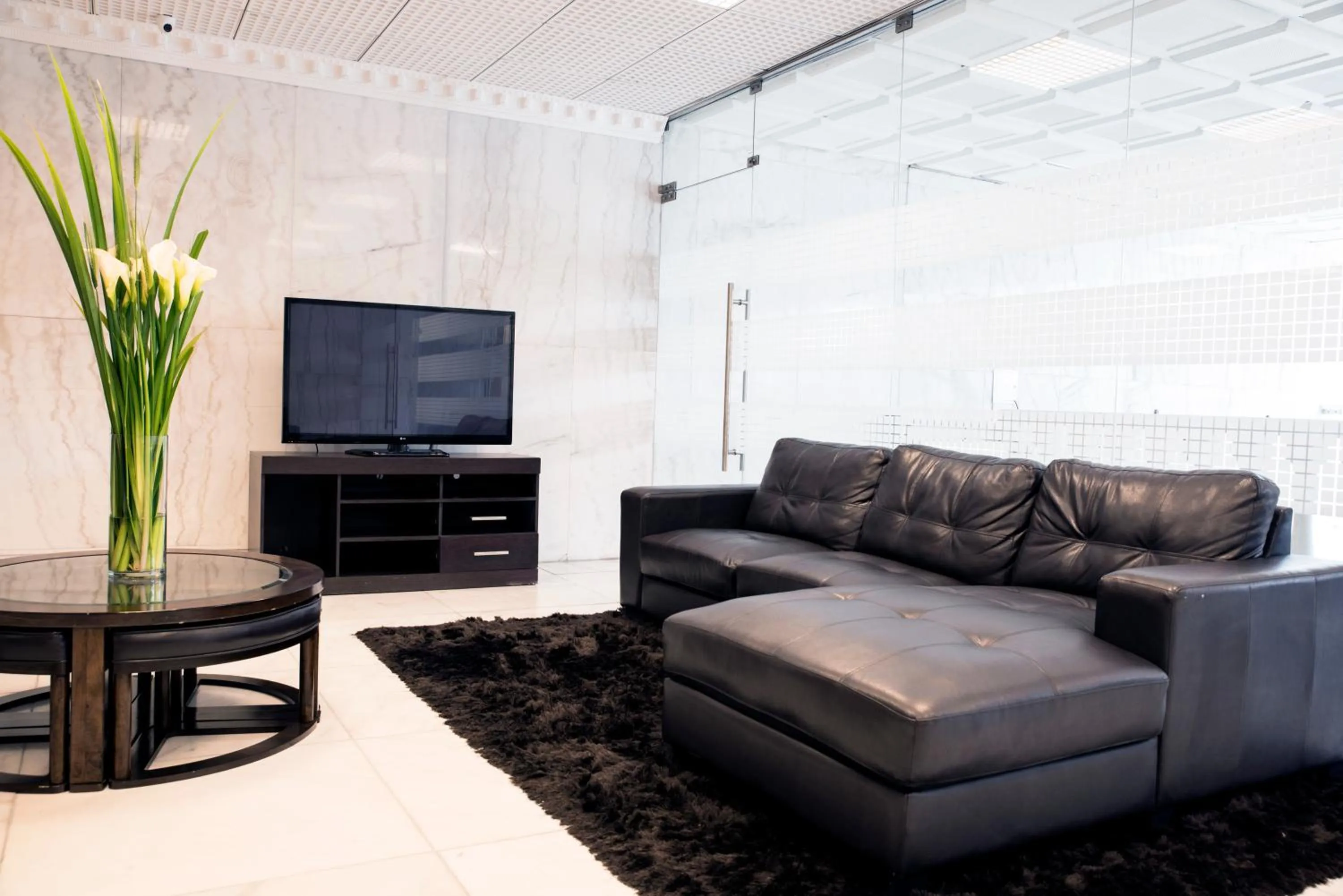 Lobby or reception in Inkari Suites Hotel