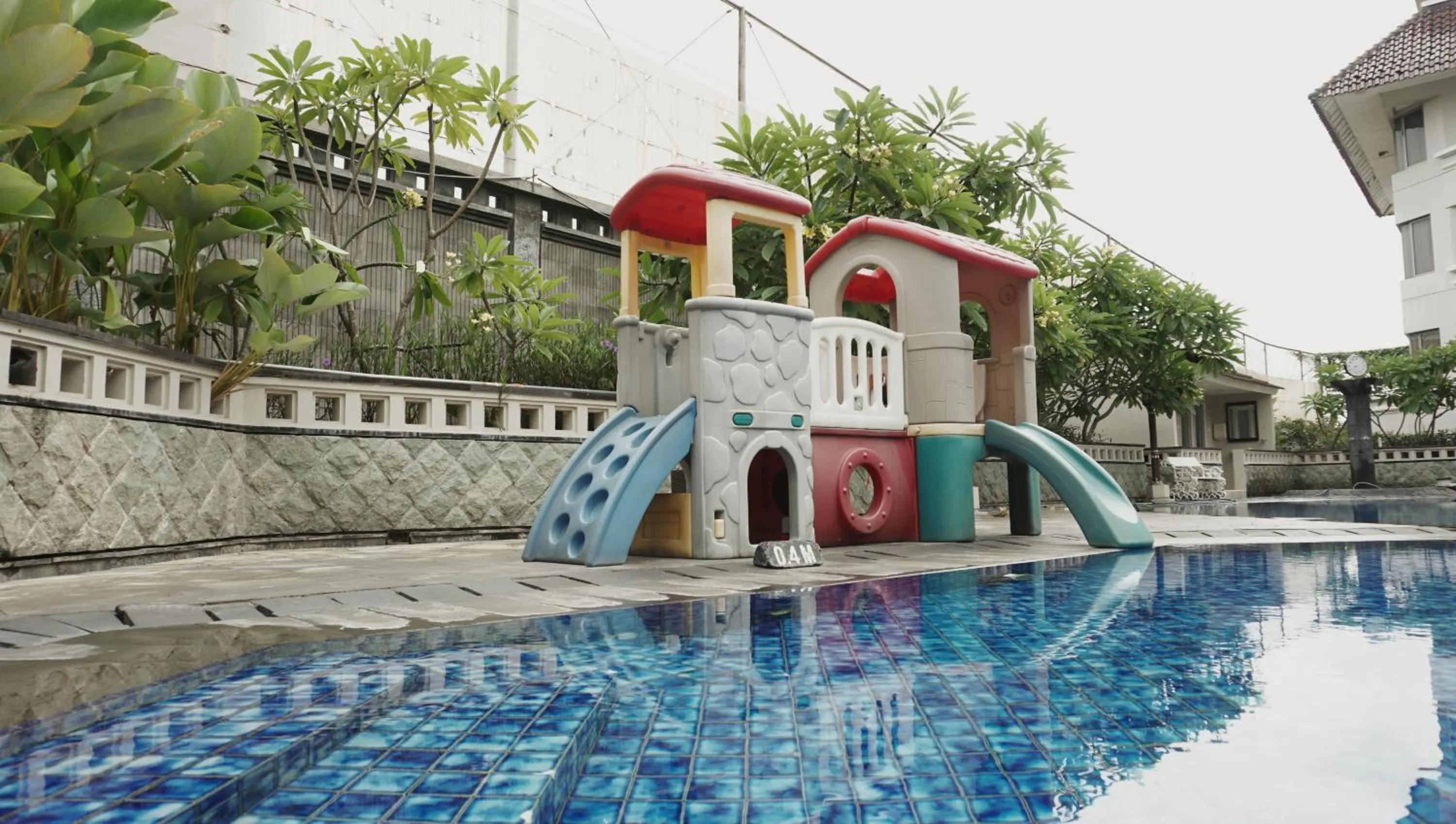 Swimming pool in Hotel Santika Premiere Jogja