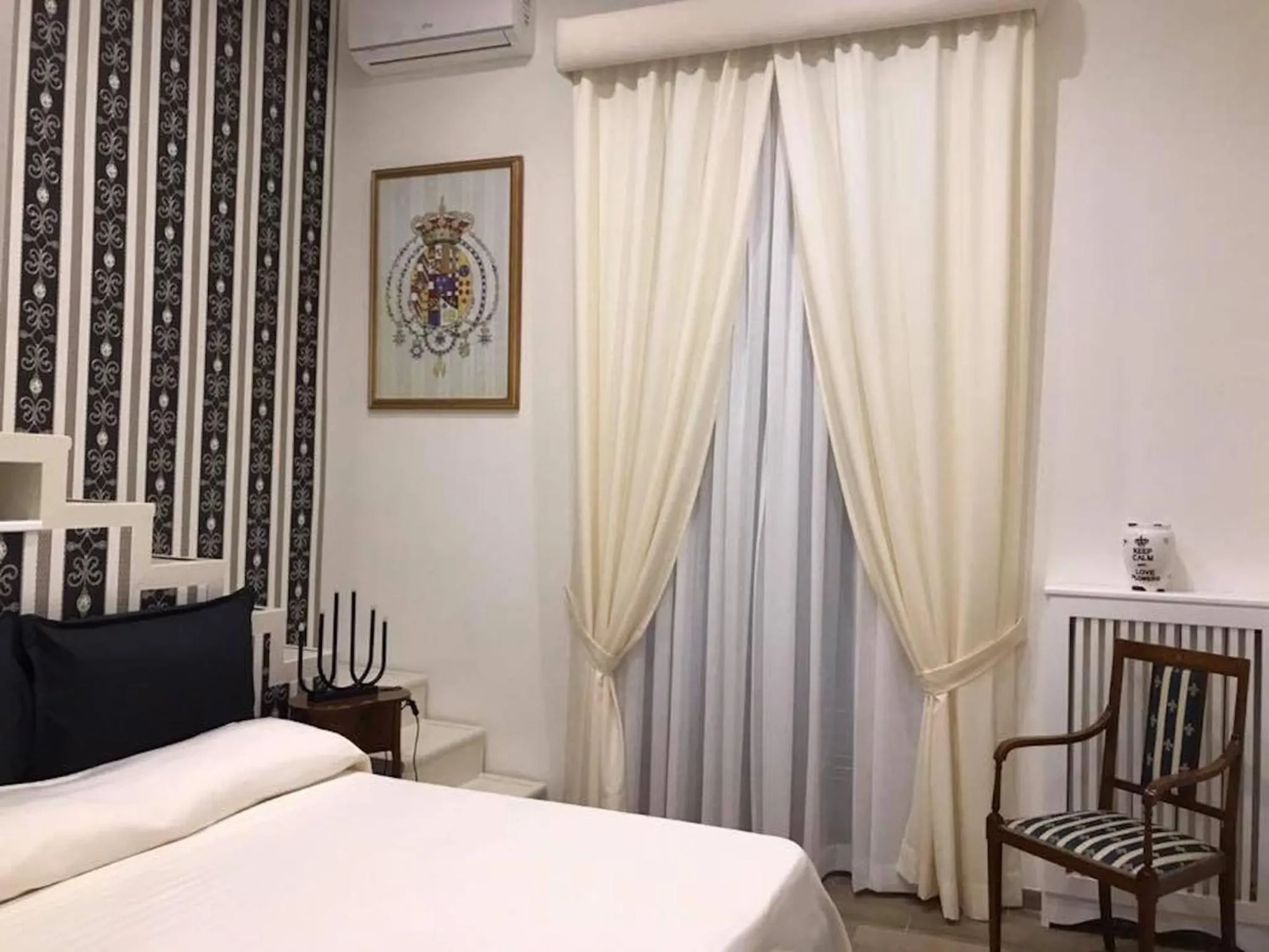 Logo/Certificate/Sign, Bed in Royal Gismonda