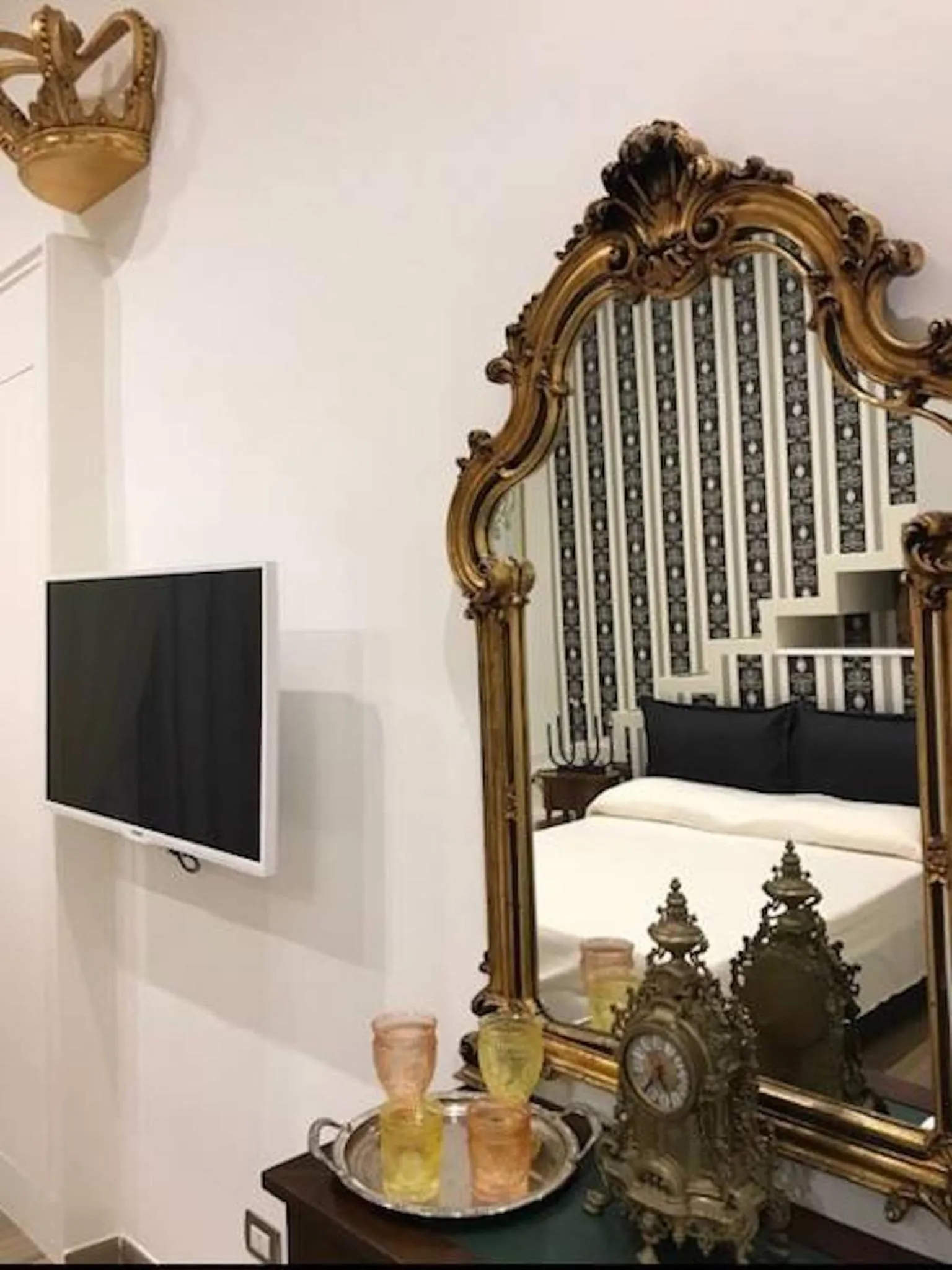 Other, Bed in Royal Gismonda