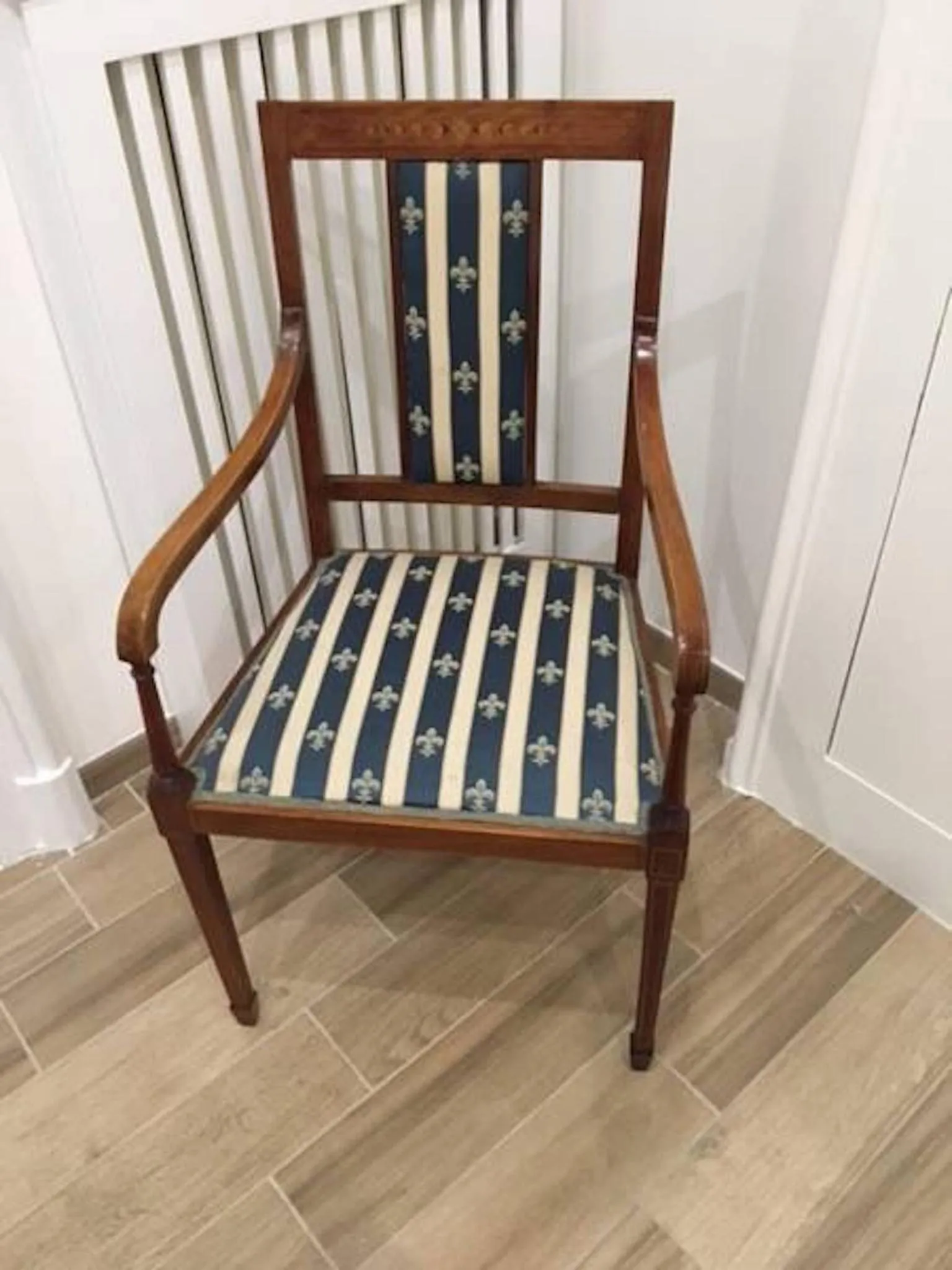 Seating area in Royal Gismonda