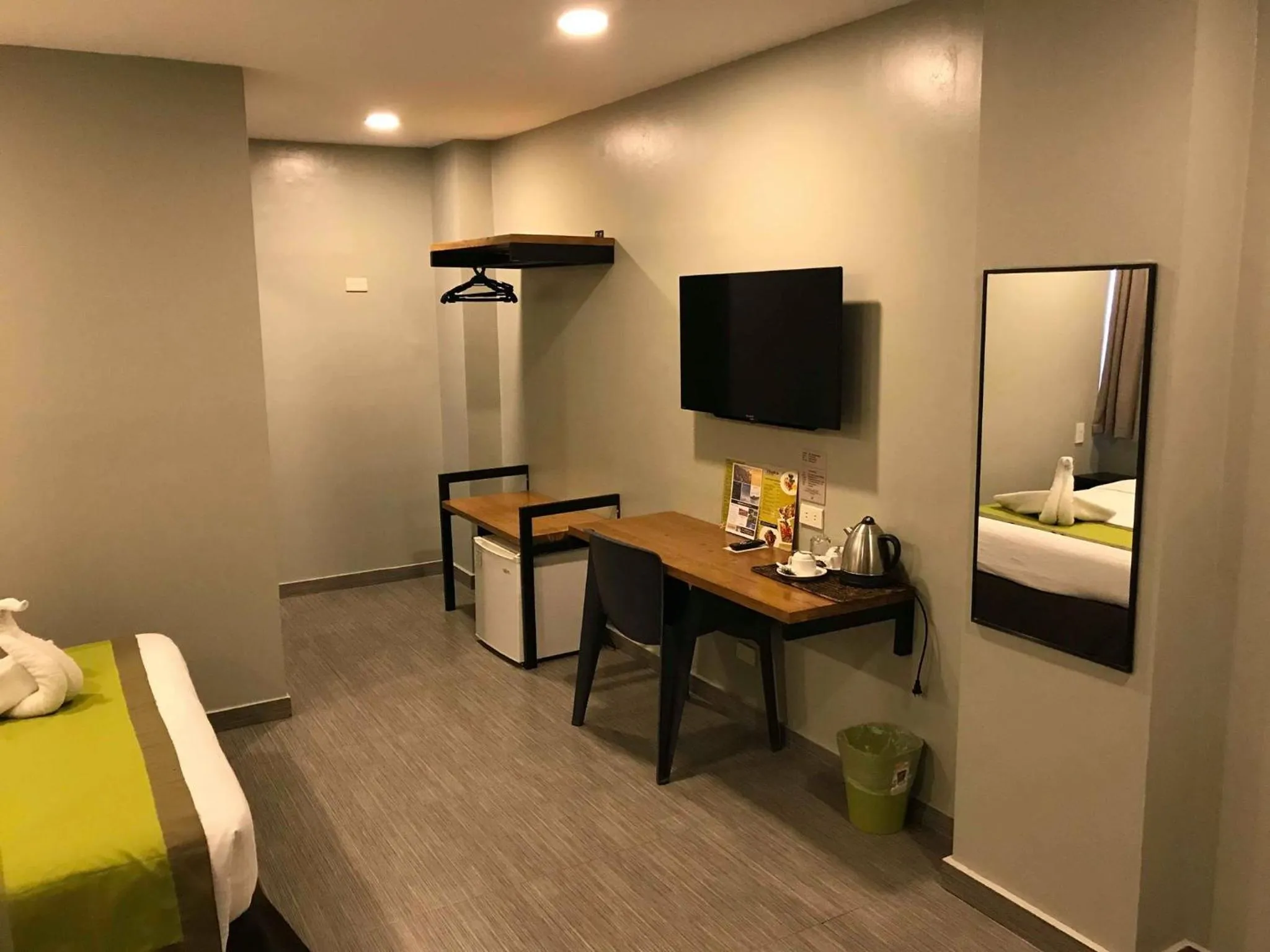 Photo of the whole room, Bed in Cebu R Hotel Capitol