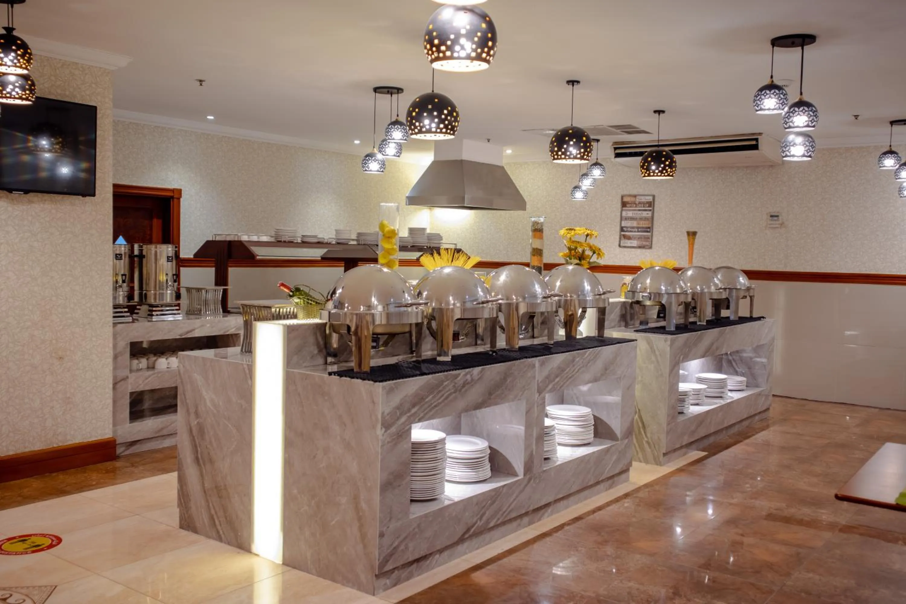 Restaurant/places to eat in Vision Imperial Hotel Formerly Excelsior Hotel Downtown