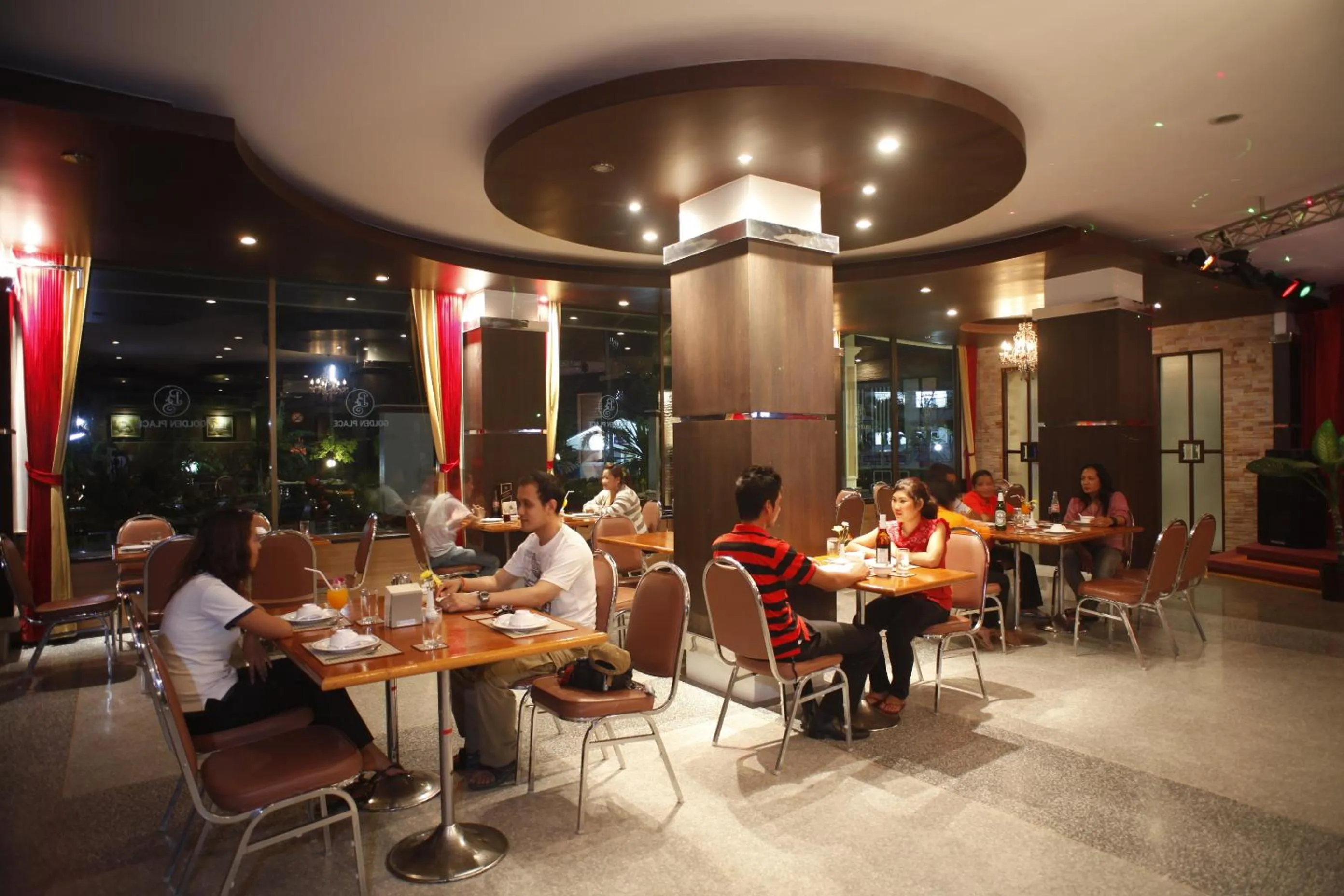 Restaurant/places to eat in Boon Siam Hotel