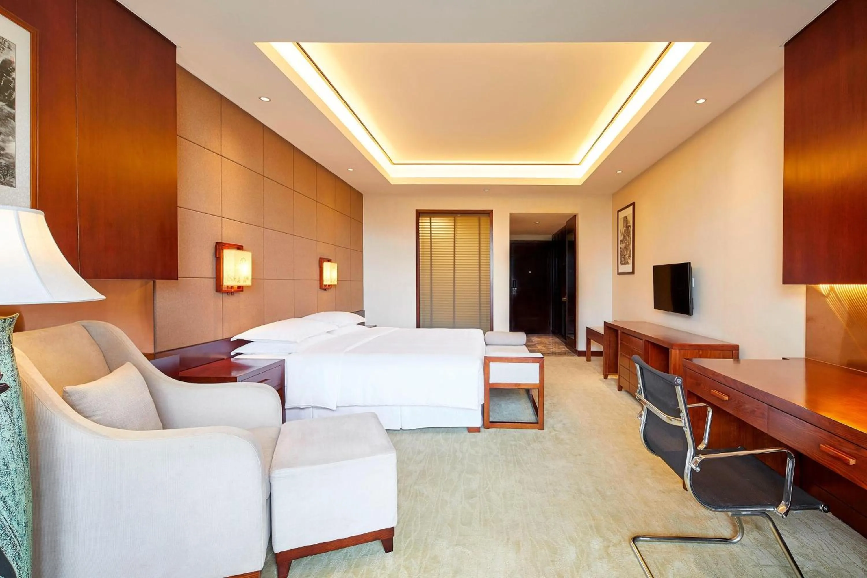 Photo of the whole room, Bed in Four Points by Sheraton Danzhou
