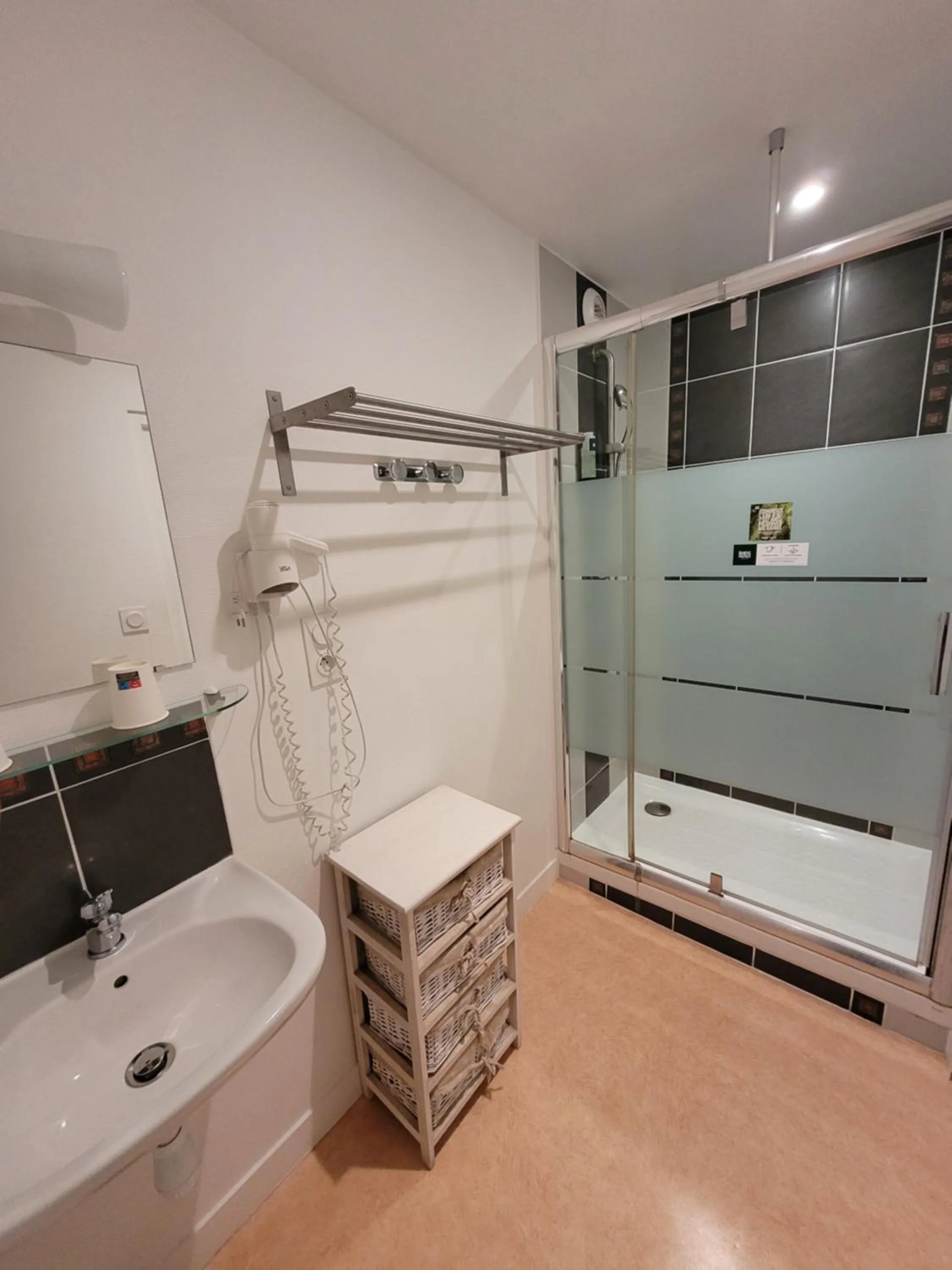 Shower in Hotel Logis Au Moyne de Saire