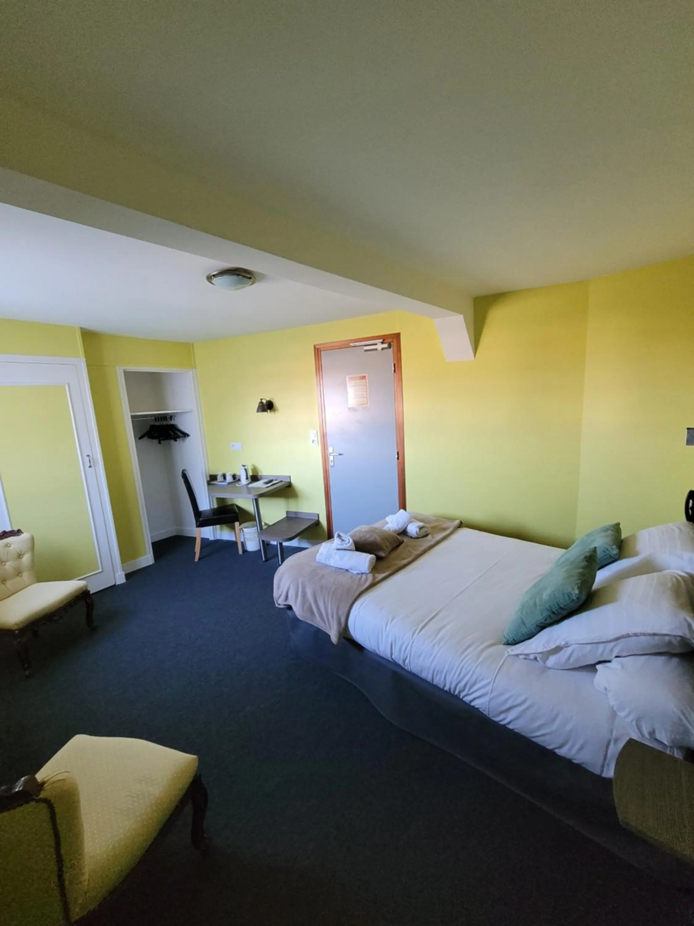 Bed in Hotel Logis Au Moyne de Saire