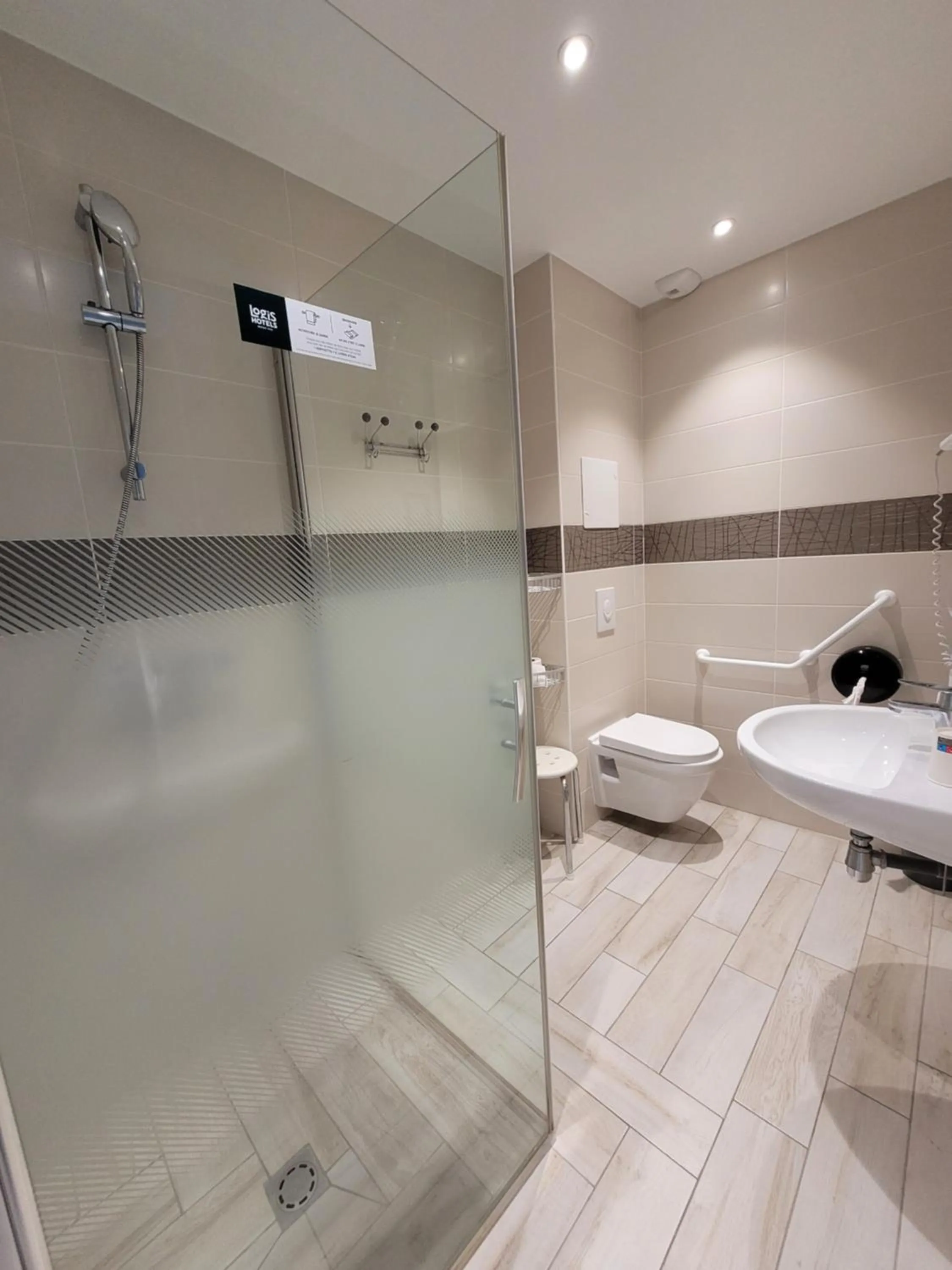 Shower in Hotel Logis Au Moyne de Saire