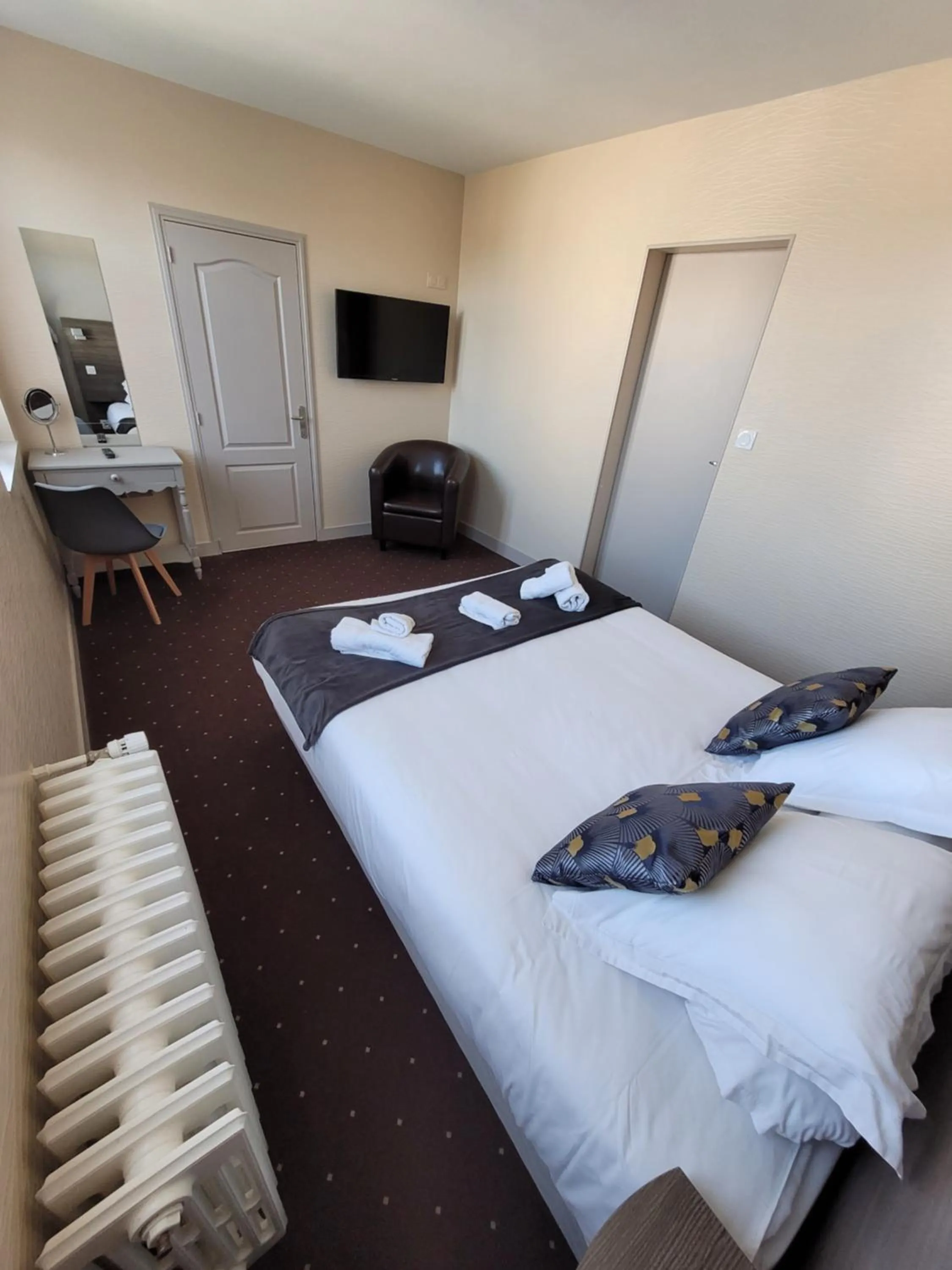 Bed in Hotel Logis Au Moyne de Saire