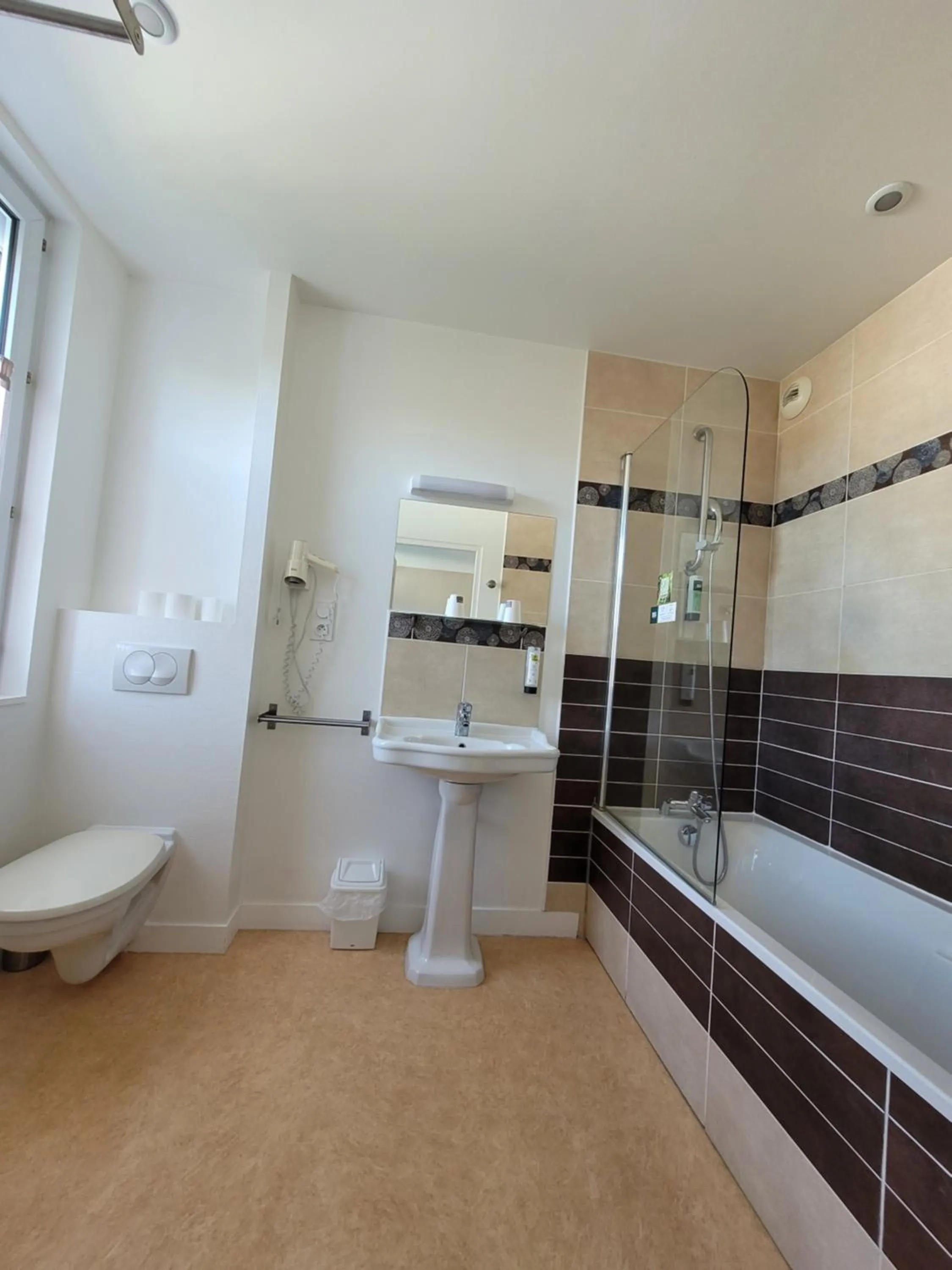 Toilet in Hotel Logis Au Moyne de Saire