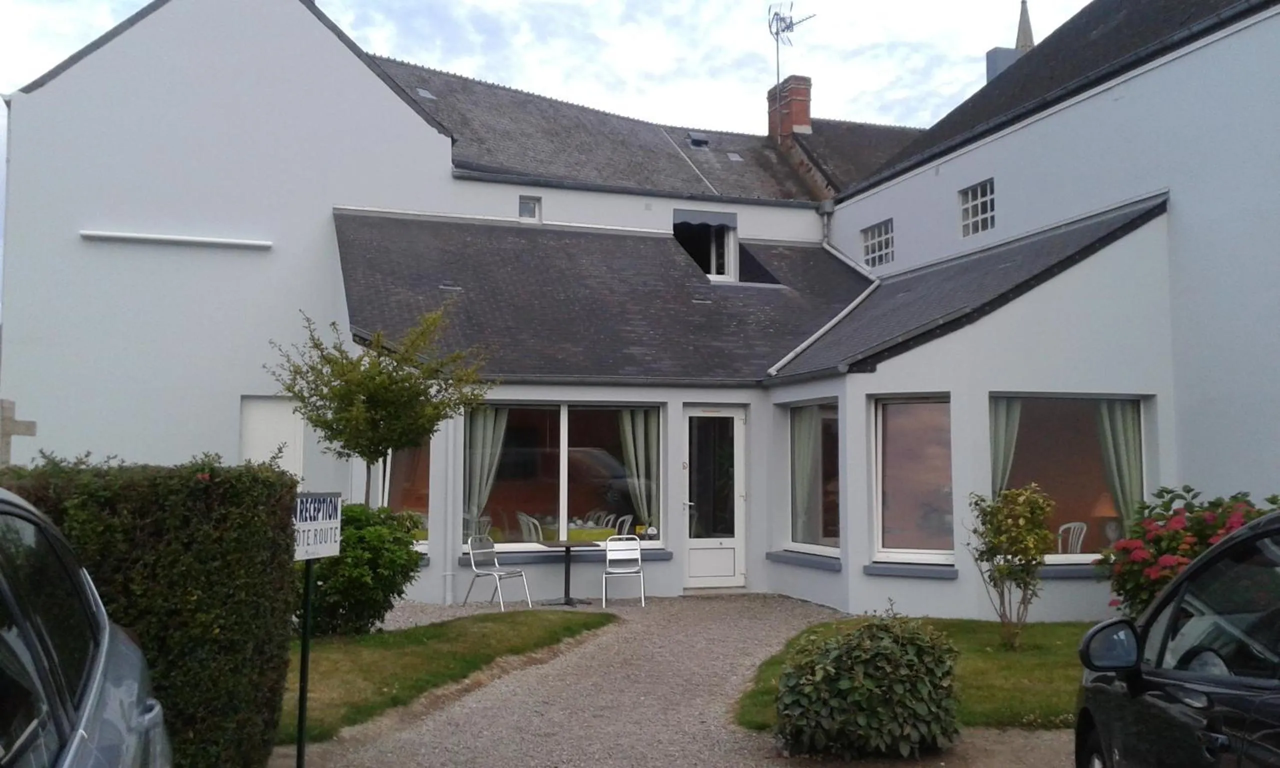 Facade/entrance in Hotel Logis Au Moyne de Saire
