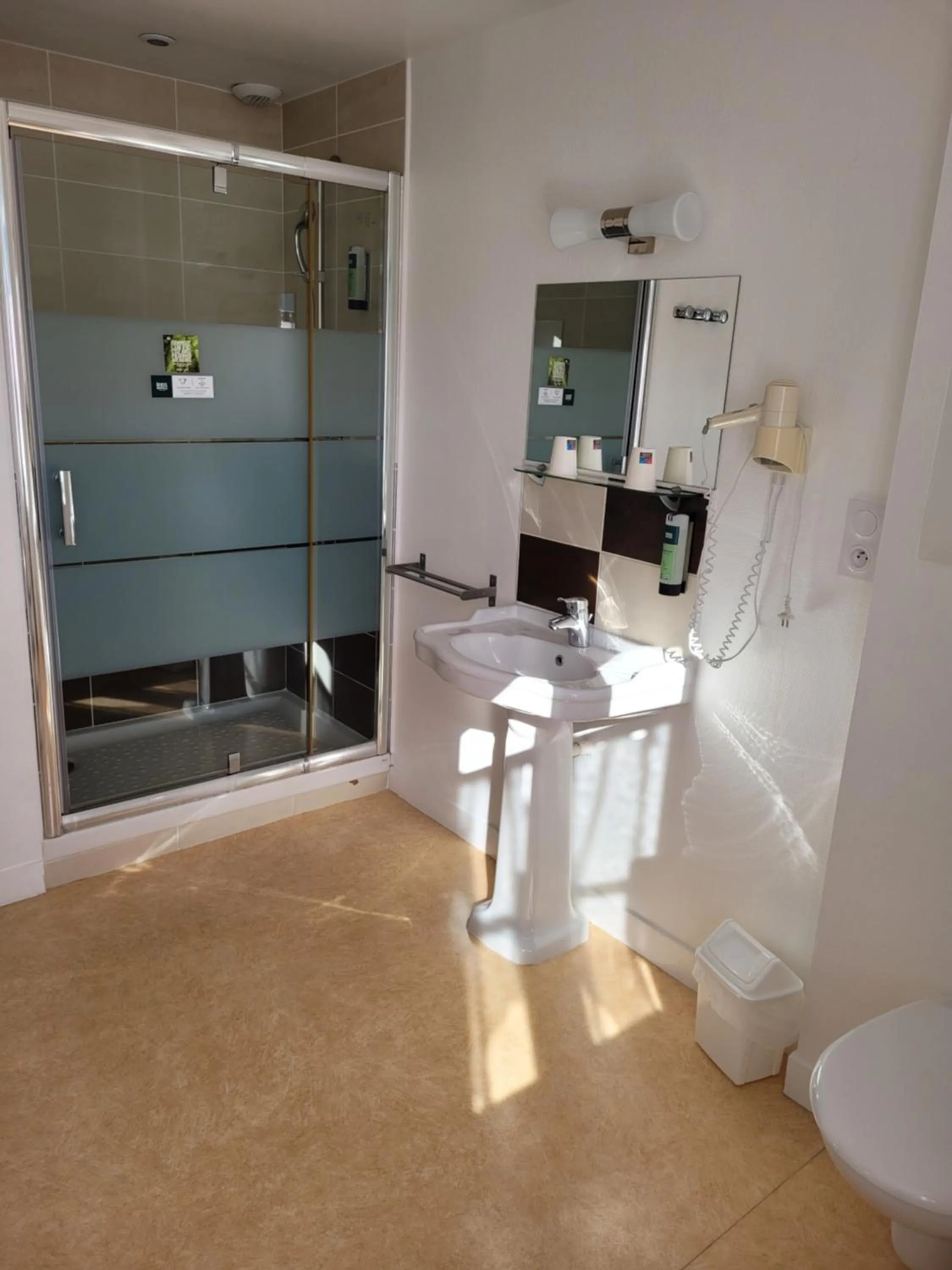 Shower in Hotel Logis Au Moyne de Saire