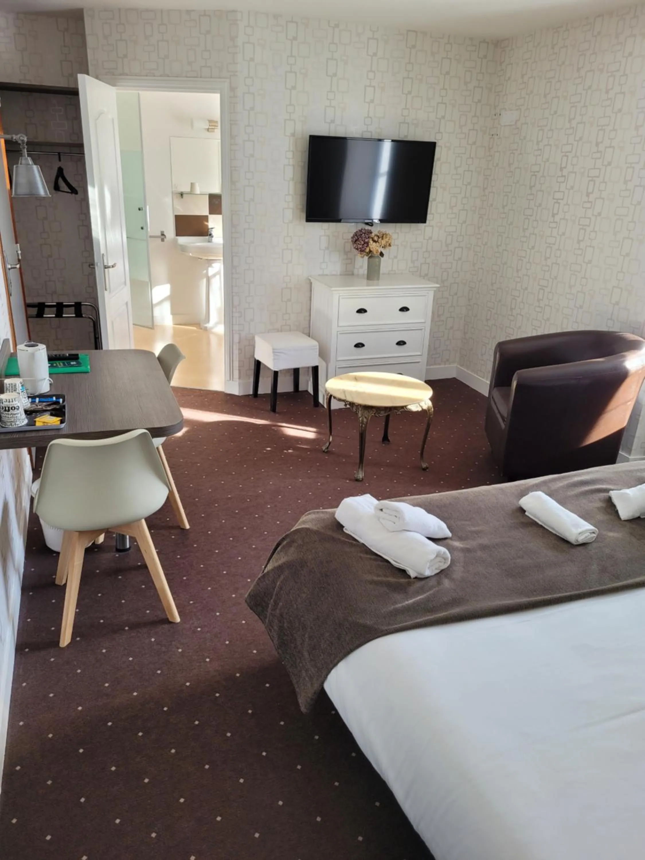 TV and multimedia, Bed in Hotel Logis Au Moyne de Saire