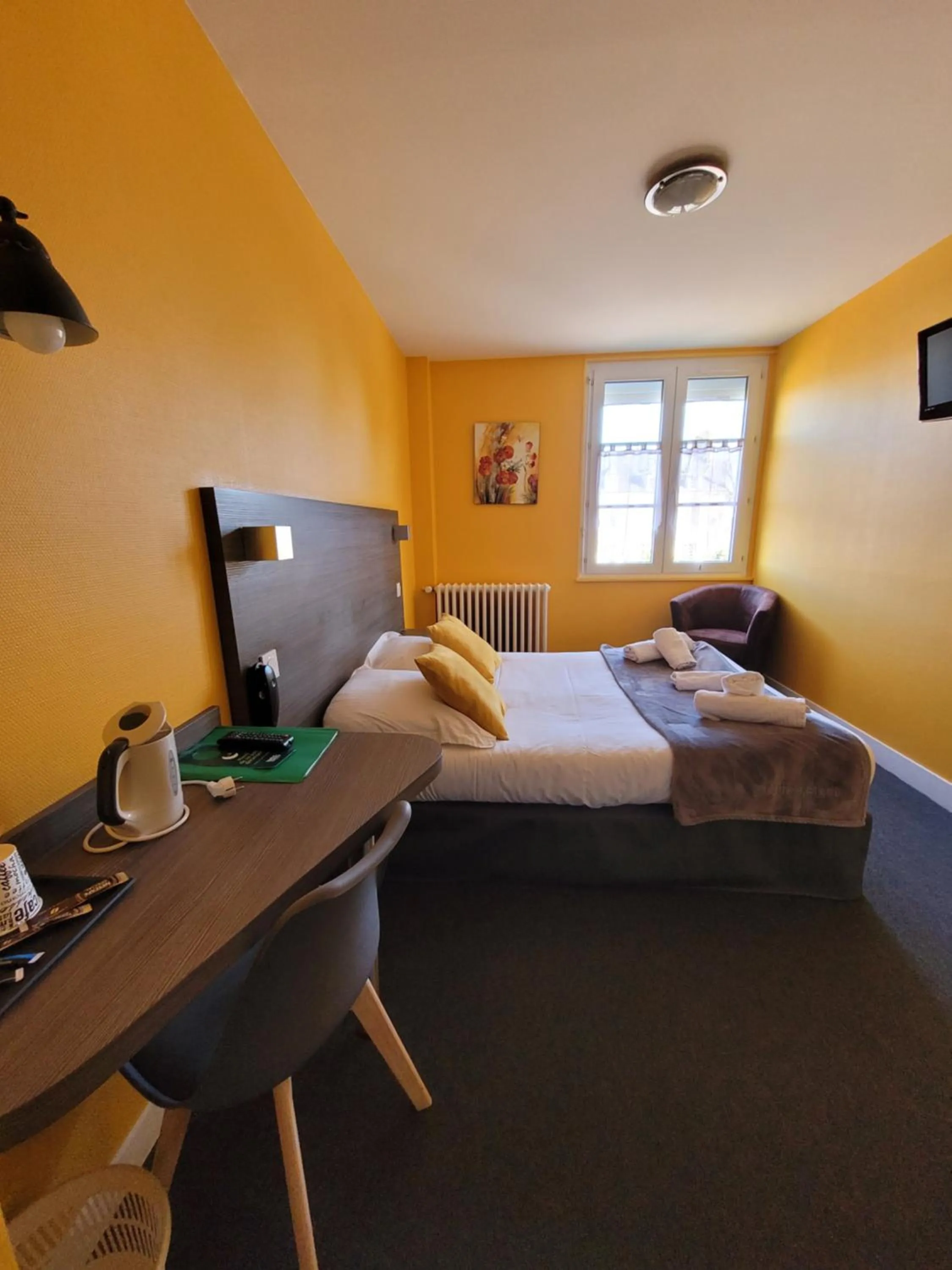 Bed in Hotel Logis Au Moyne de Saire