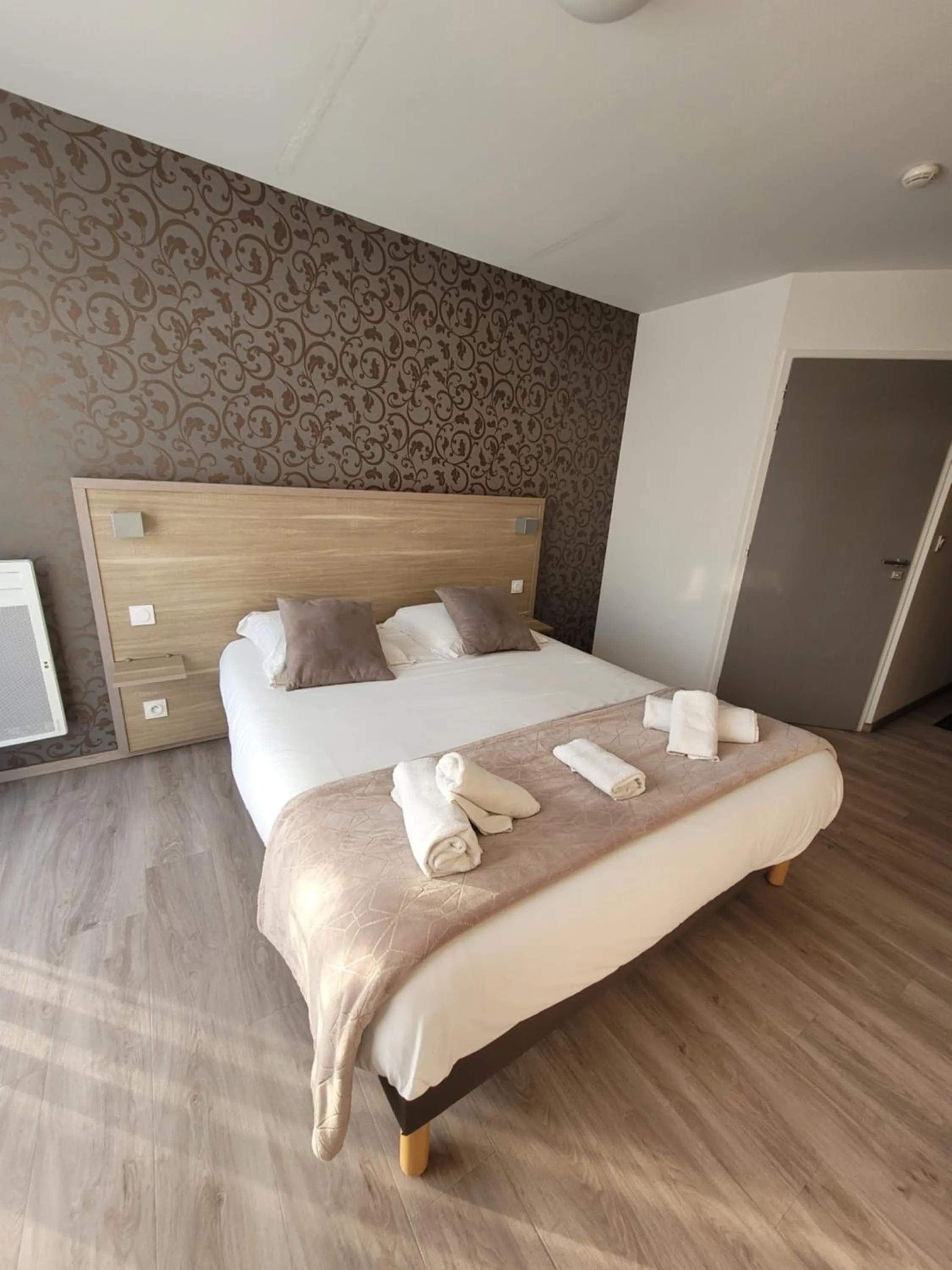 Bed in Hotel Logis Au Moyne de Saire