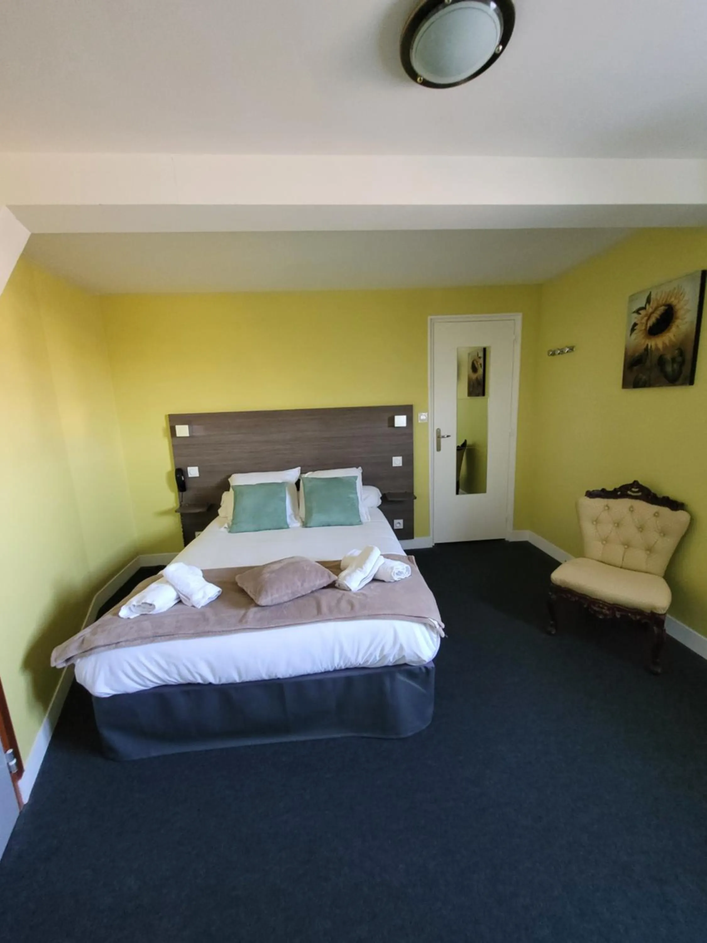 Bed in Hotel Logis Au Moyne de Saire