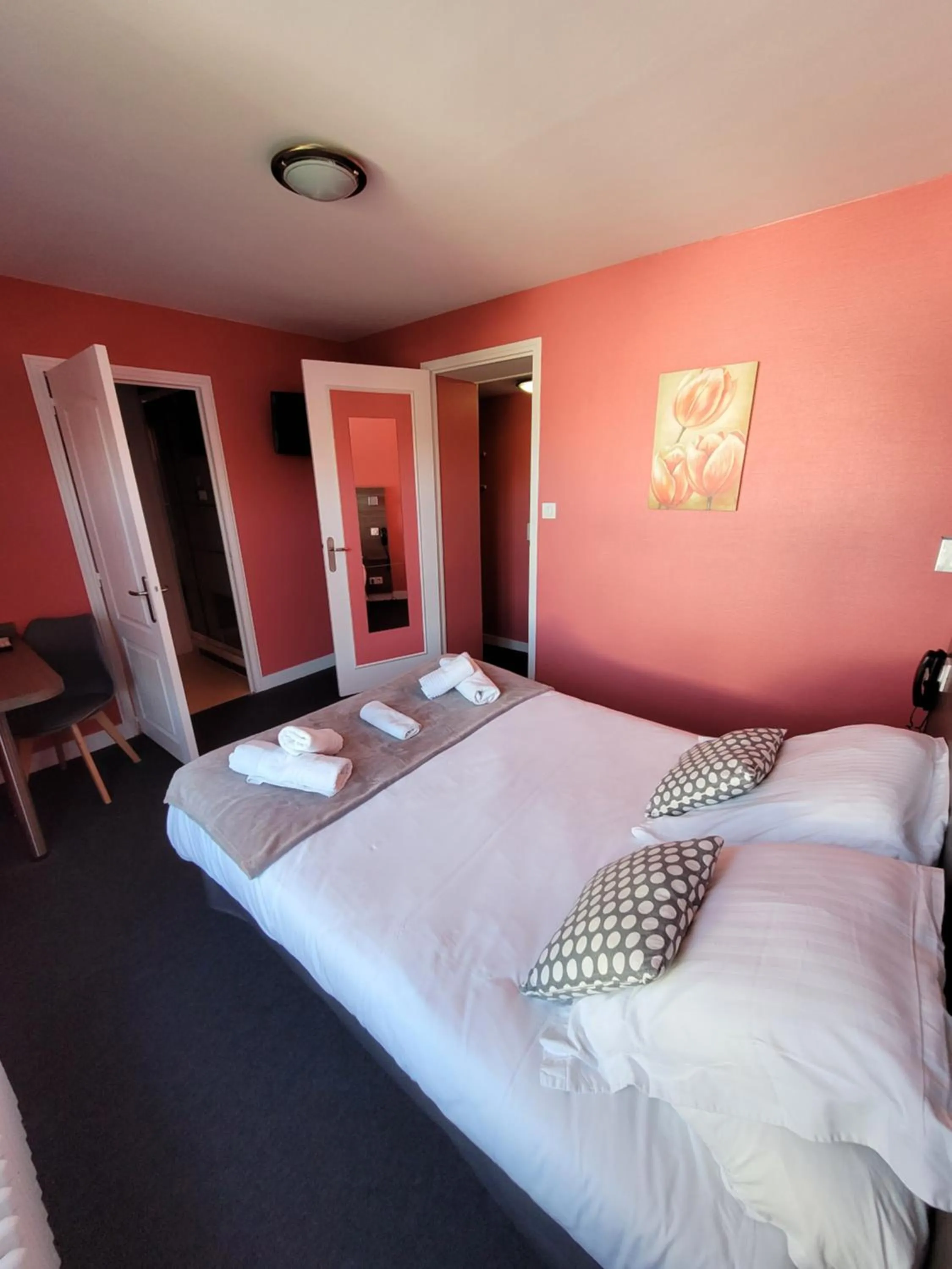 Bed in Hotel Logis Au Moyne de Saire