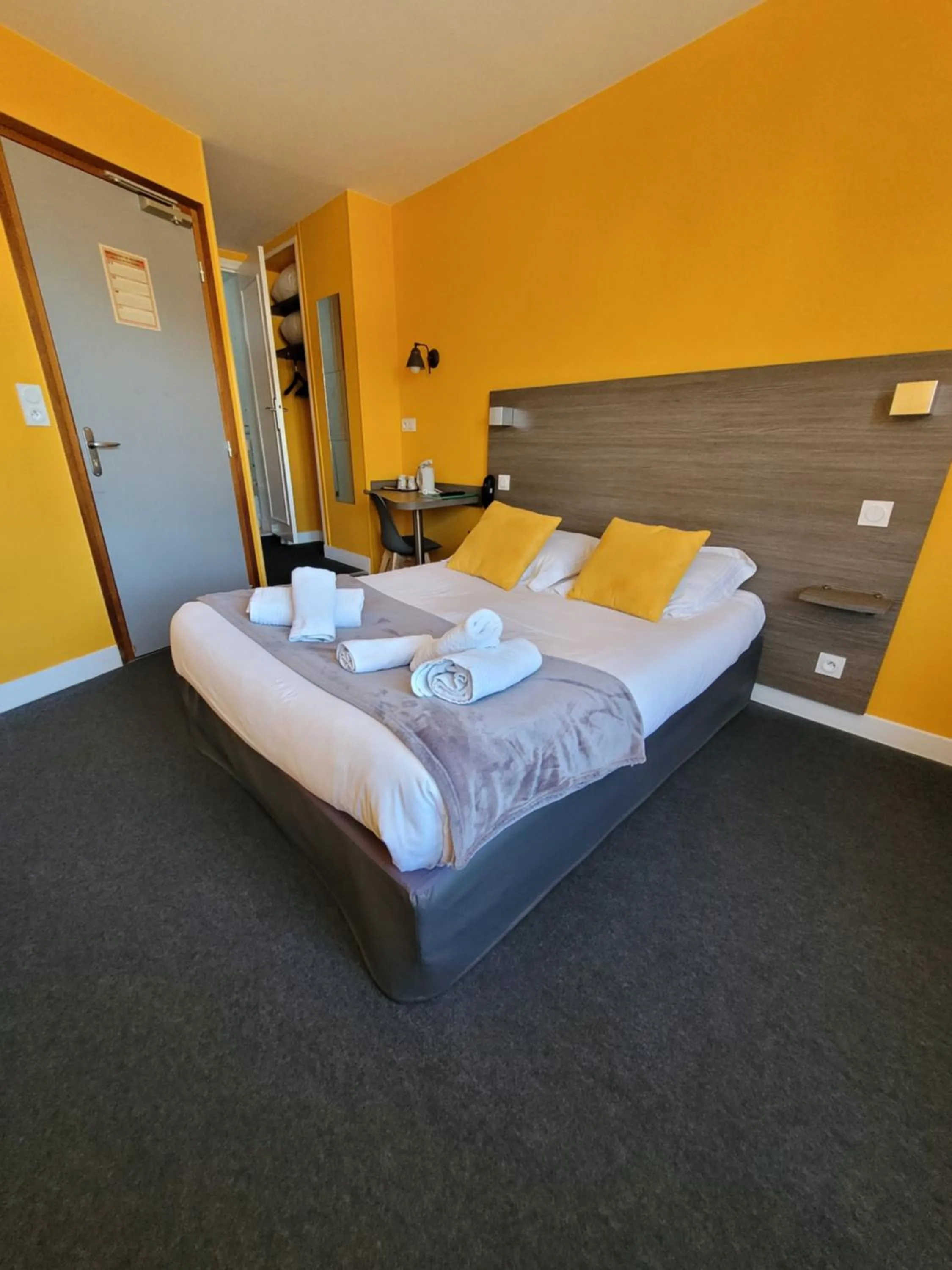 Bed in Hotel Logis Au Moyne de Saire