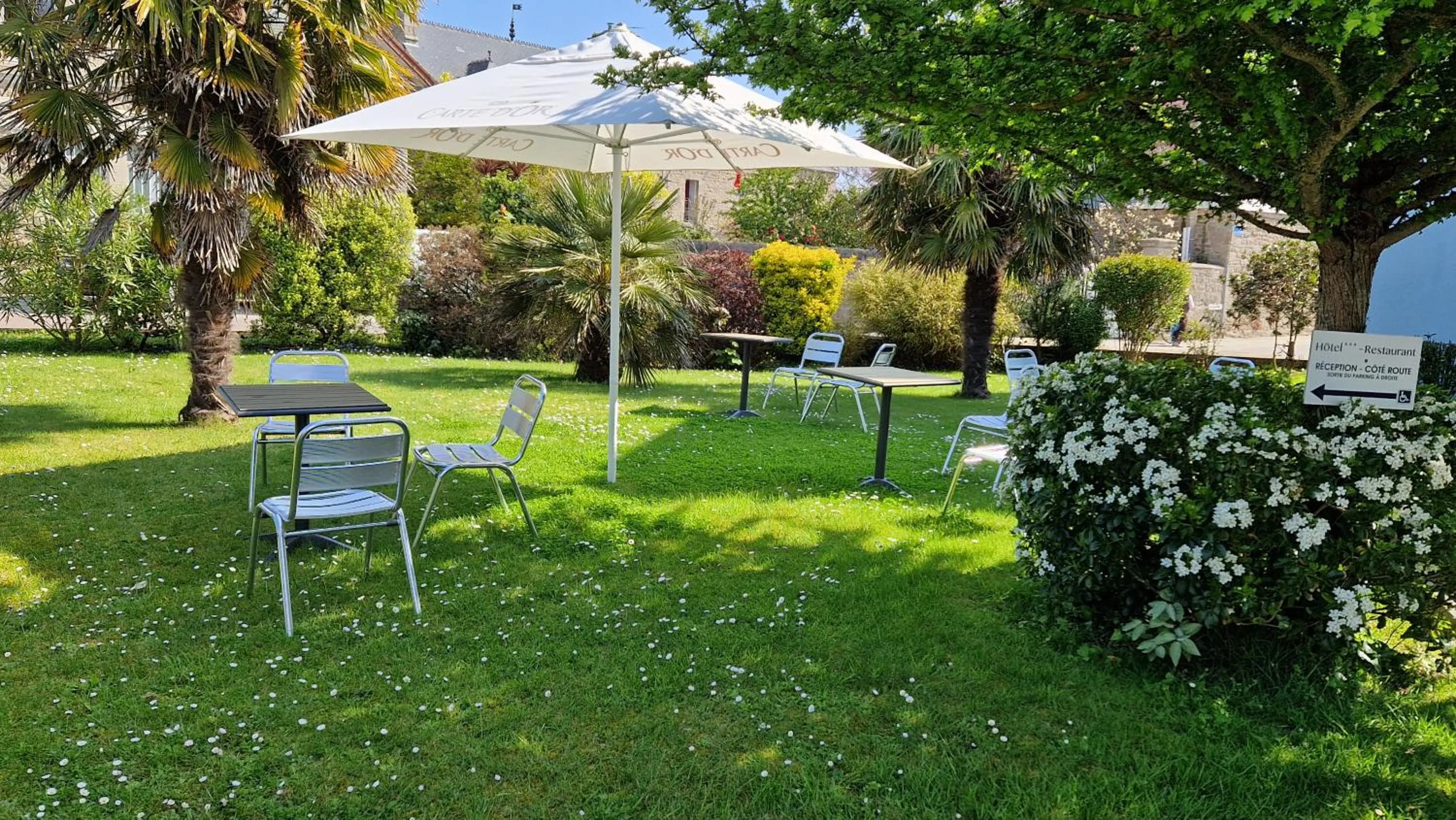 Patio in Hotel Logis Au Moyne de Saire