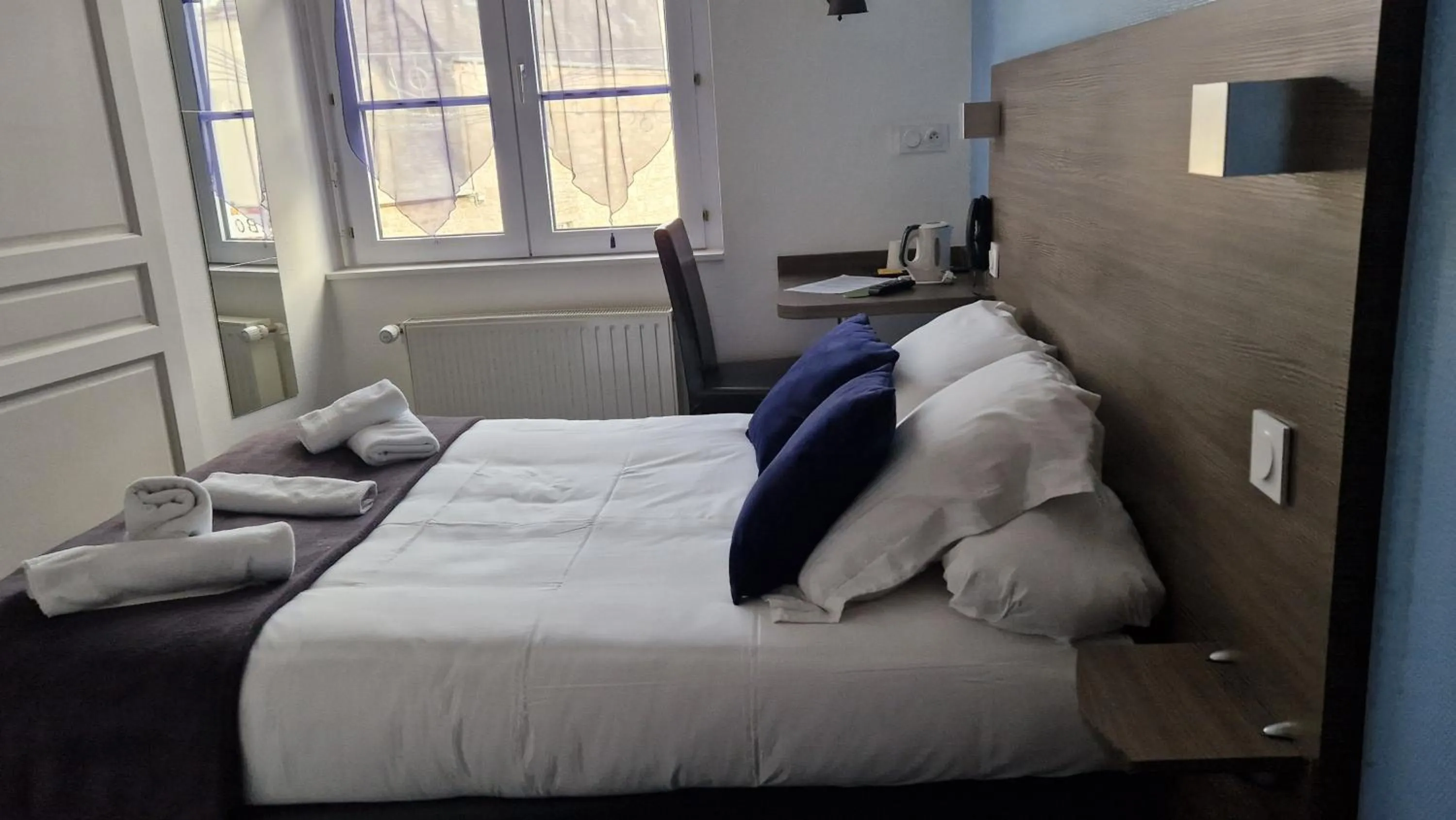 Bed in Hotel Logis Au Moyne de Saire