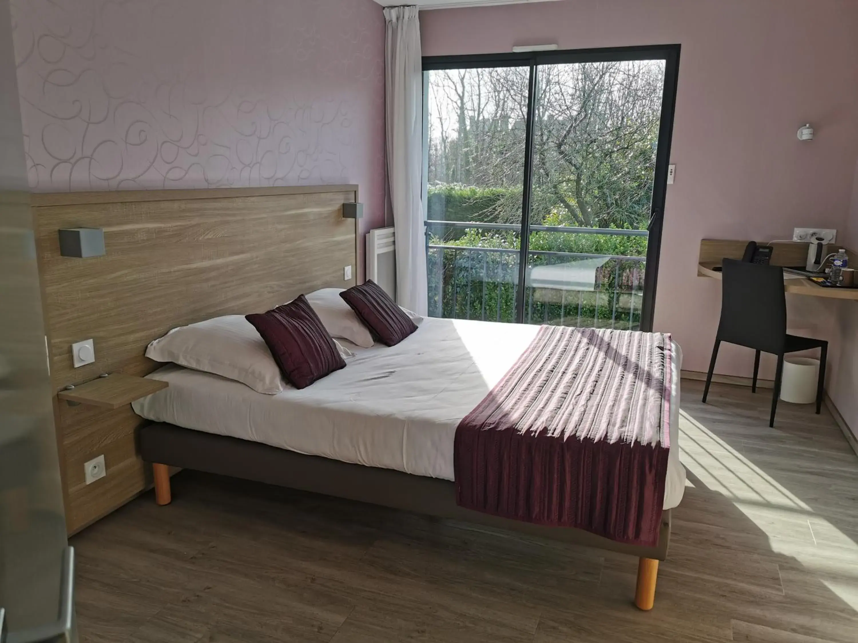 Superior Double Room with Garden View in Hotel Logis Au Moyne de Saire Superior Double Room with Garden View in Hotel Logis Au Moyne de Saire