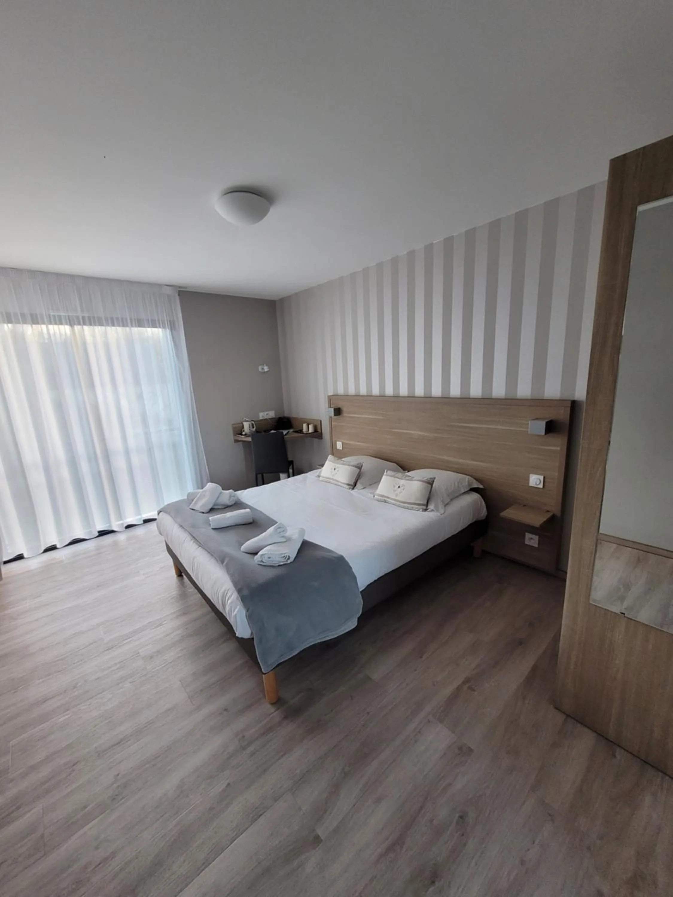 Bed in Hotel Logis Au Moyne de Saire