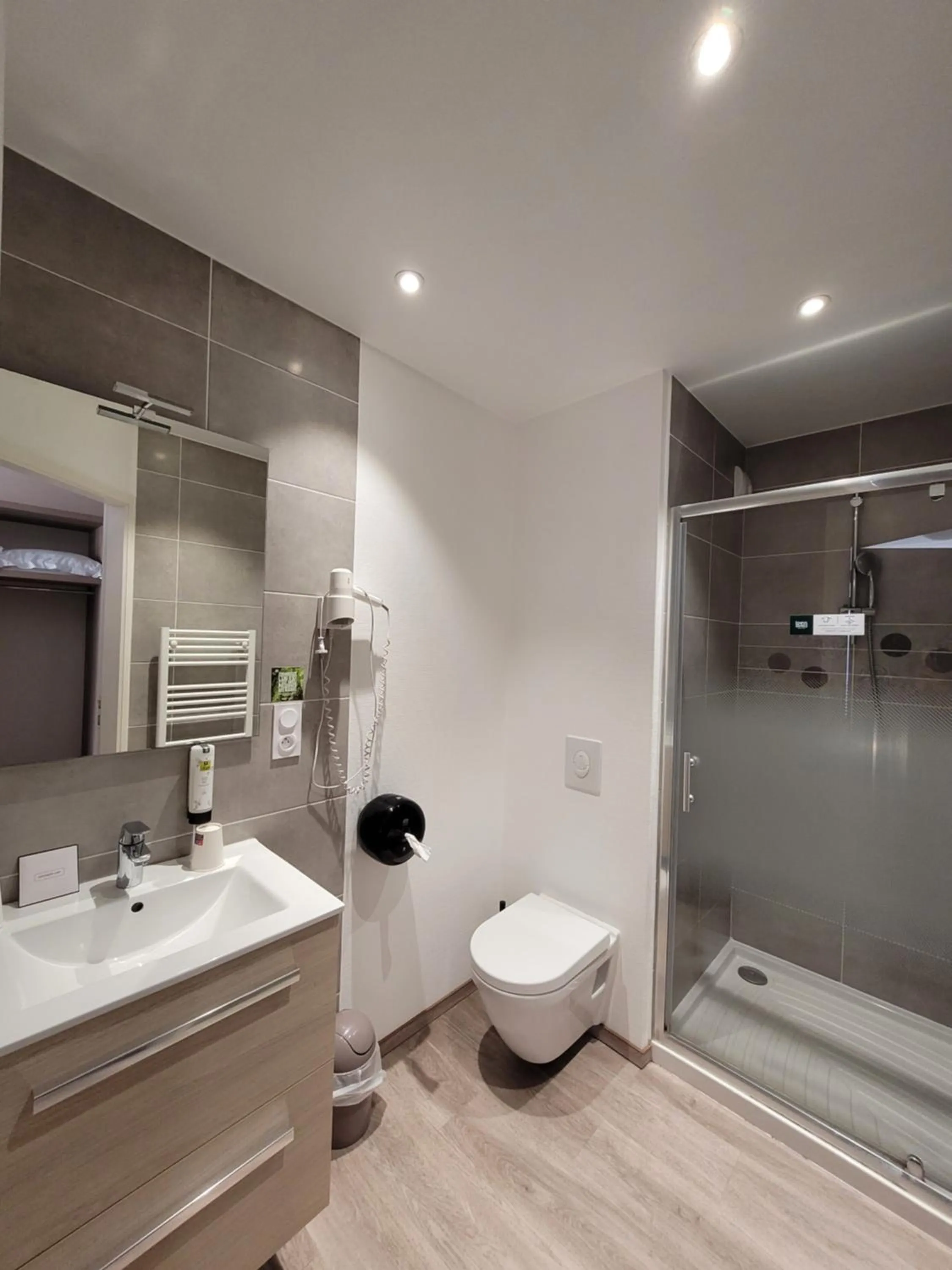 Shower in Hotel Logis Au Moyne de Saire