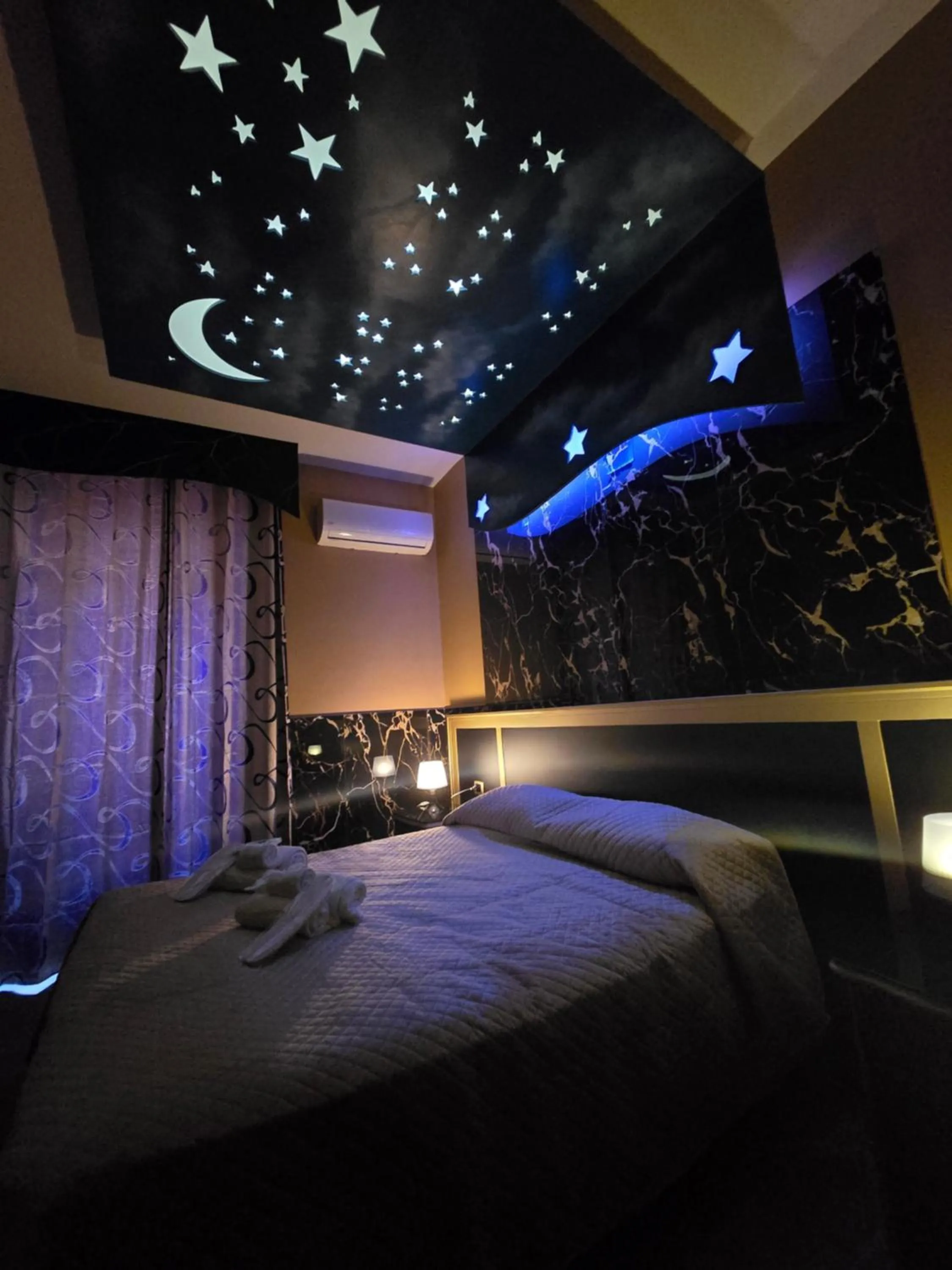 Bedroom, Bed in Hotel Iris