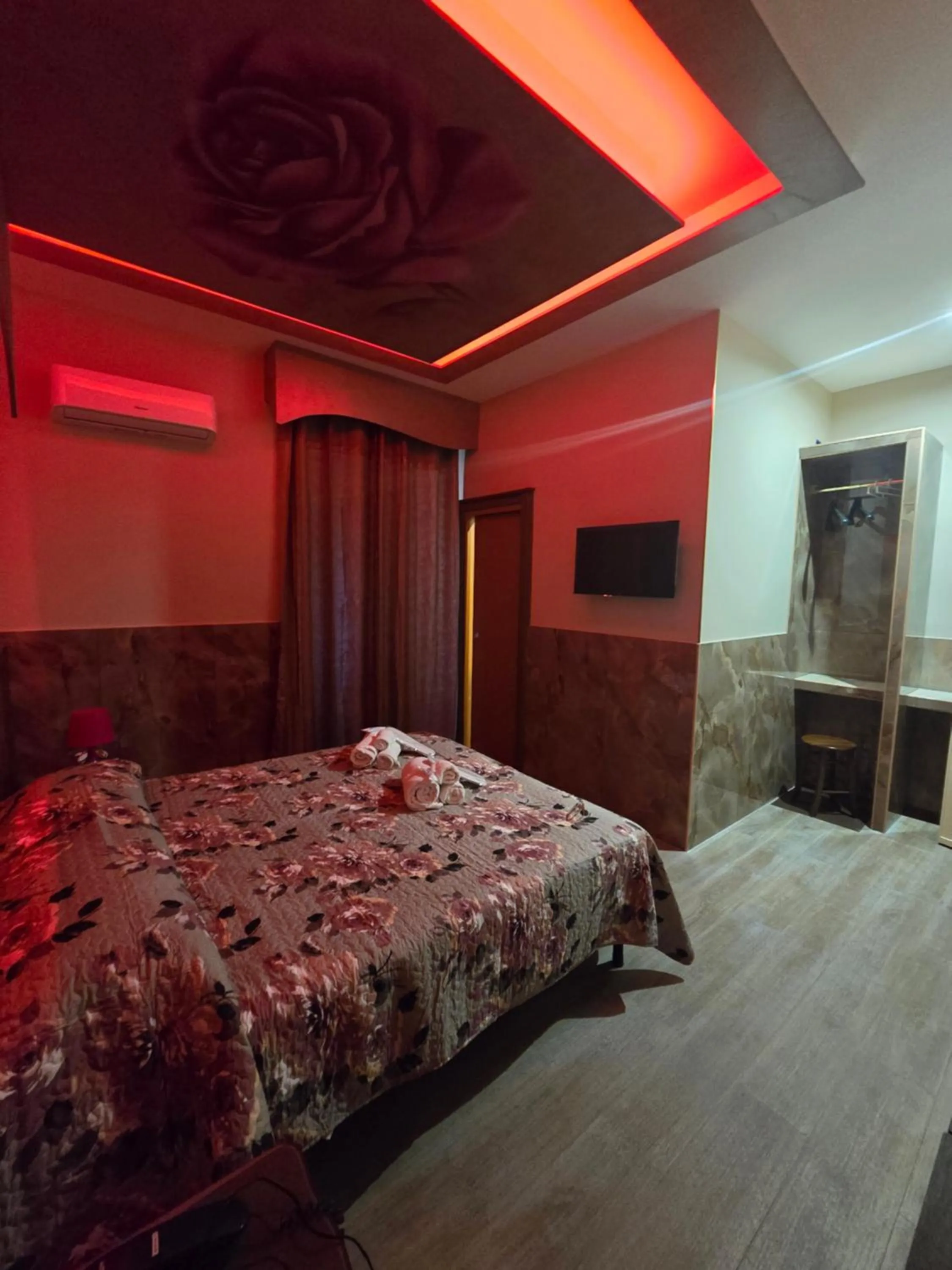 Bedroom, Bed in Hotel Iris