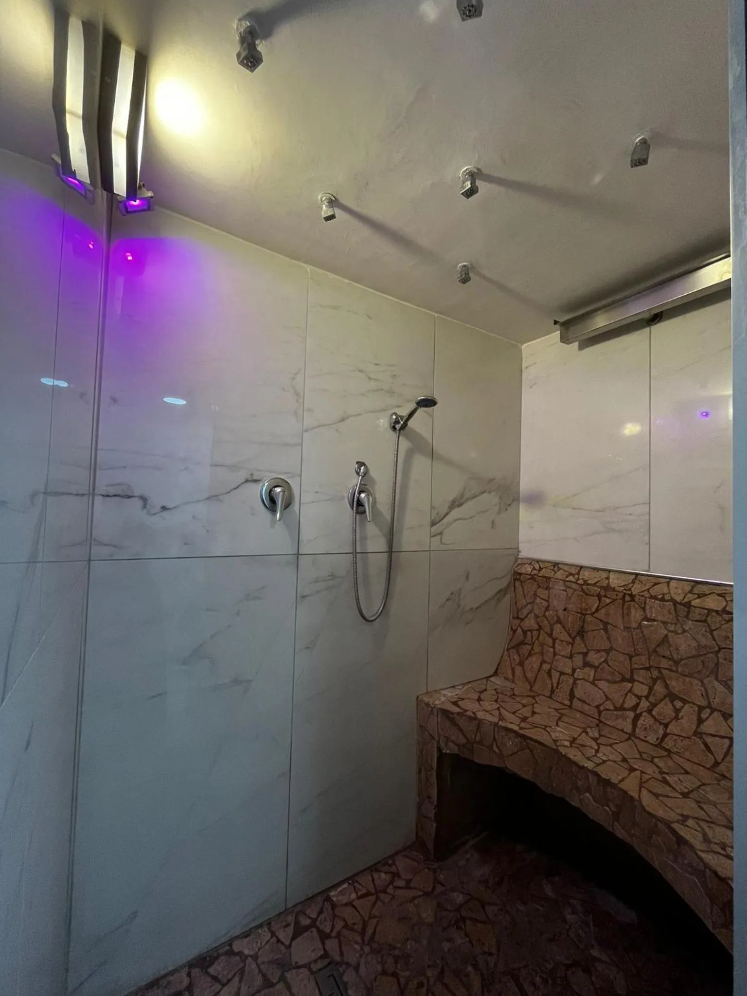 Shower in Covo Degli Angioini