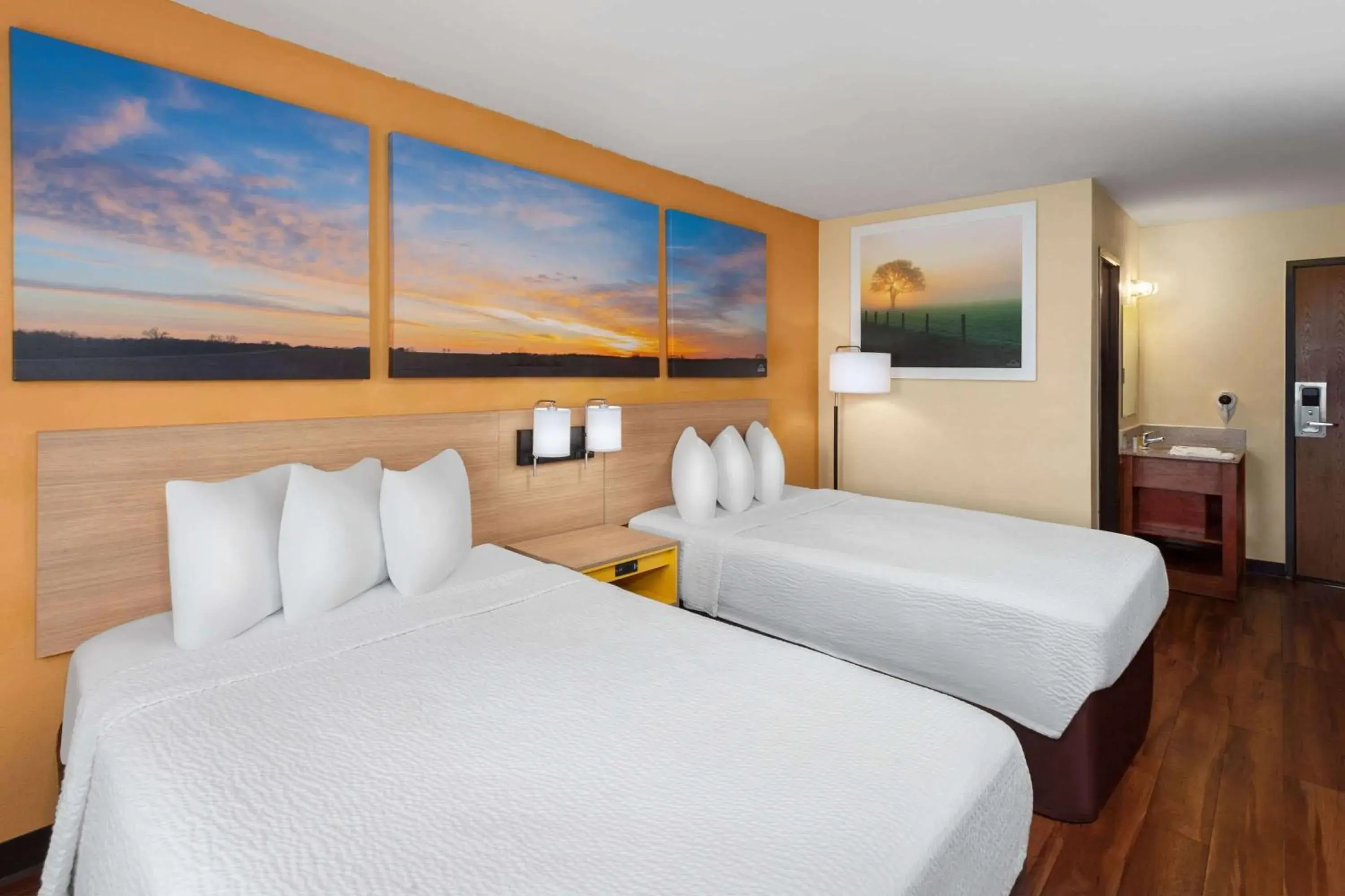 Double Room with Two Double Beds in Days Inn by Wyndham Rockford I-90 Walking Distance to Casino Double Room with Two Double Beds in Days Inn by Wyndham Rockford I-90 Walking Distance to Casino