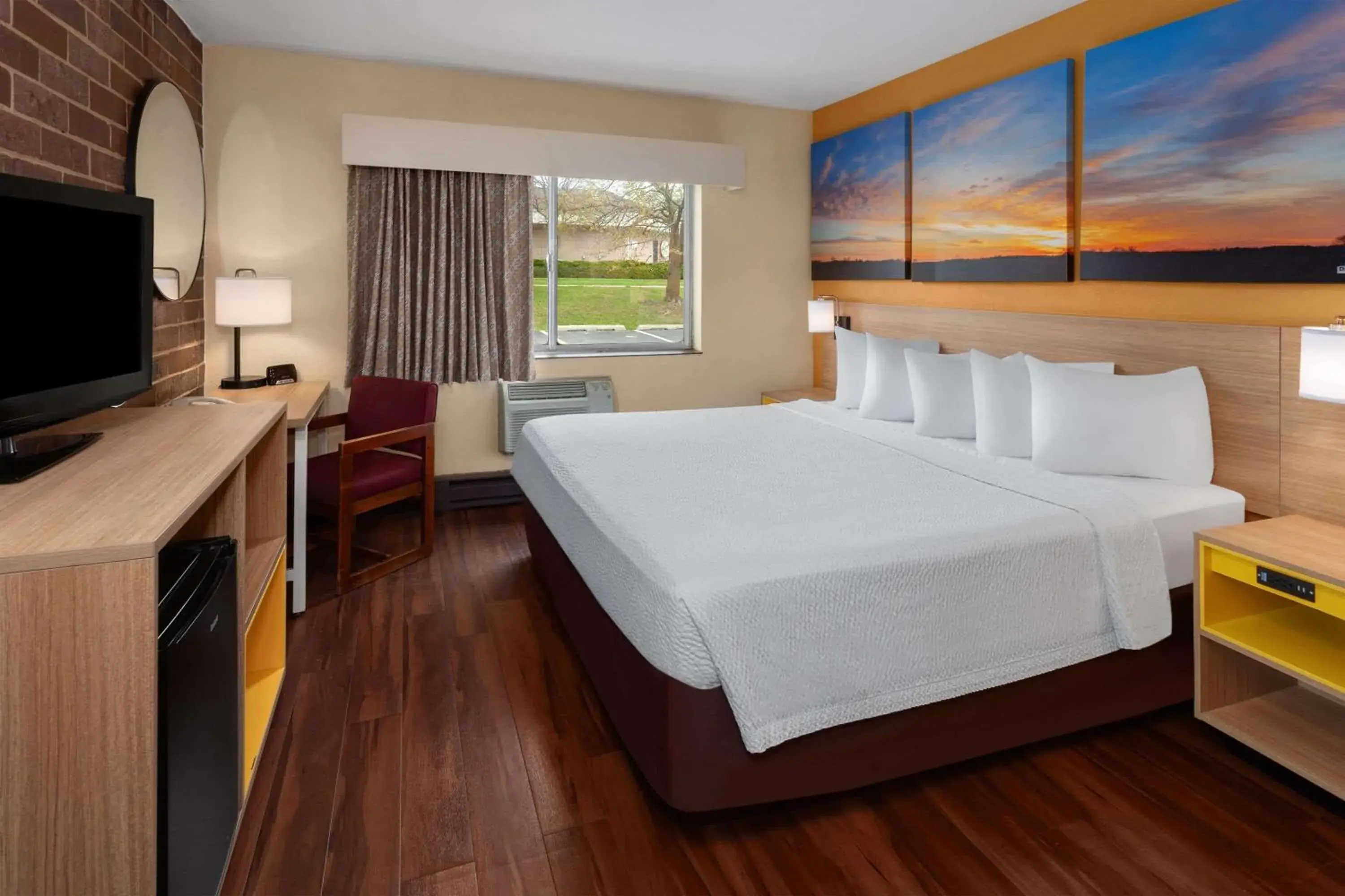 King Room in Days Inn by Wyndham Rockford I-90 Walking Distance to Casino King Room in Days Inn by Wyndham Rockford I-90 Walking Distance to Casino