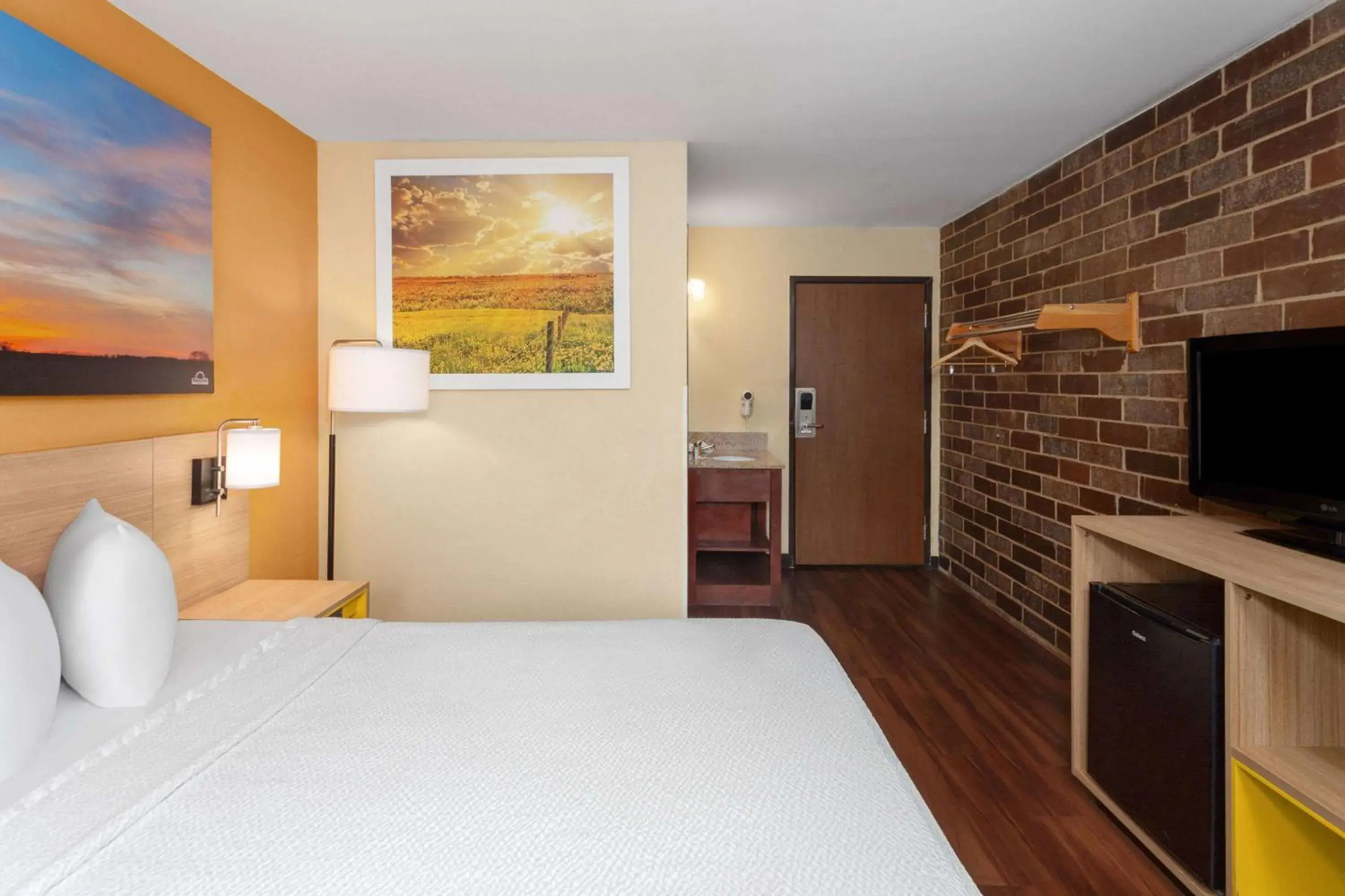 King Studio Suite - Non-Smoking in Days Inn by Wyndham Rockford I-90 Walking Distance to Casino King Studio Suite - Non-Smoking in Days Inn by Wyndham Rockford I-90 Walking Distance to Casino