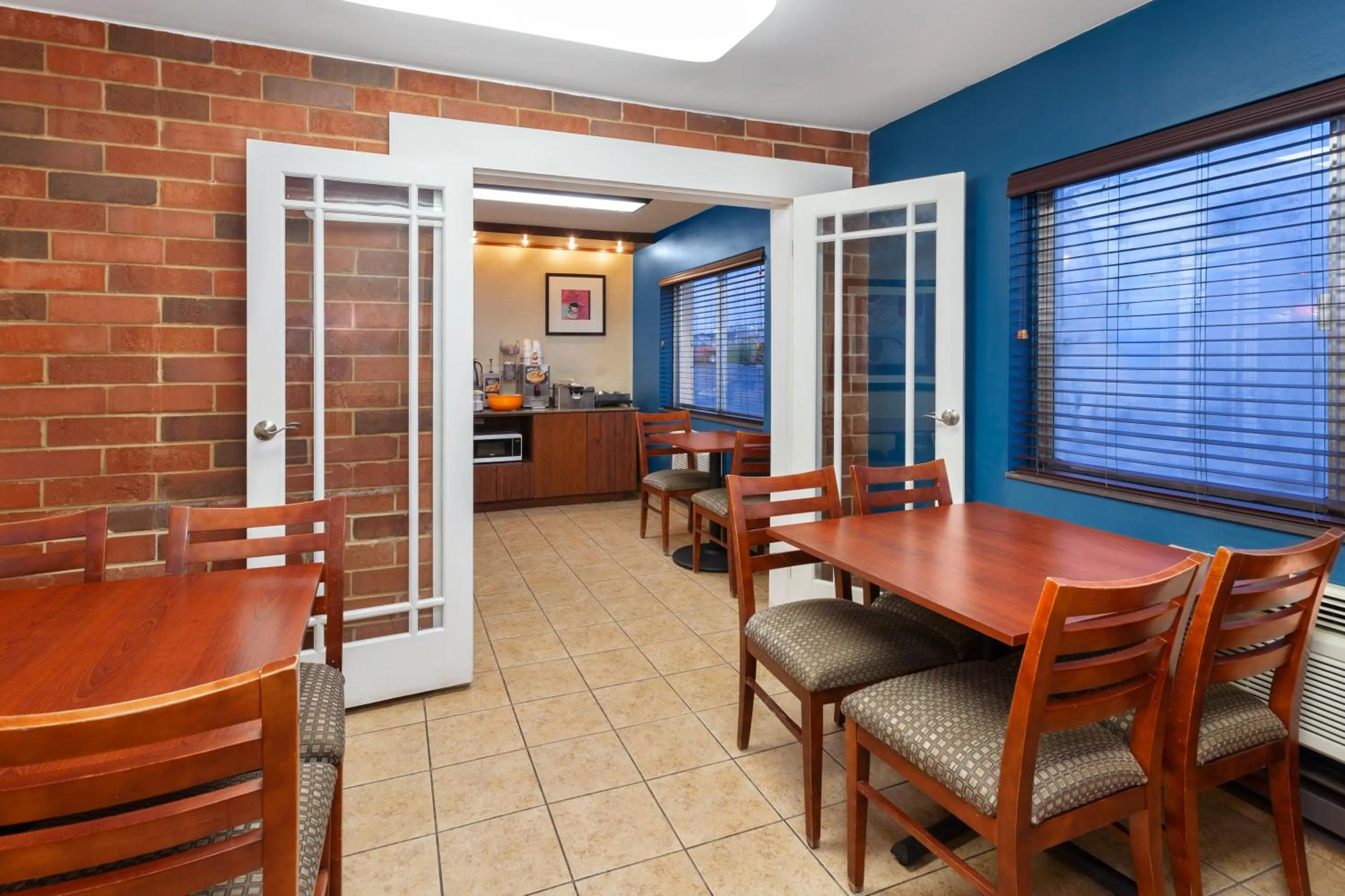 Breakfast in Days Inn by Wyndham Rockford I-90 Walking Distance to Casino