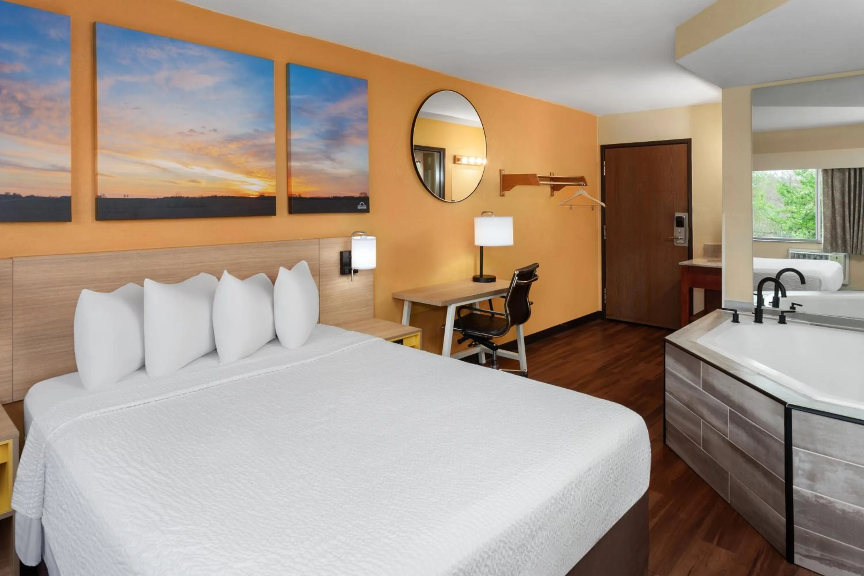 Bedroom, Bed in Days Inn by Wyndham Rockford I-90 Walking Distance to Casino