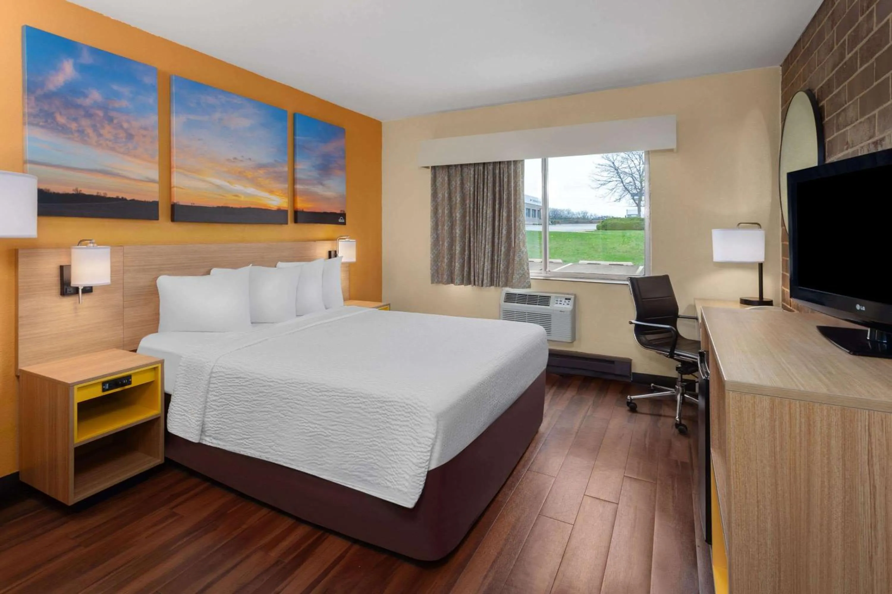 Photo of the whole room, Bed in Days Inn by Wyndham Rockford I-90 Walking Distance to Casino