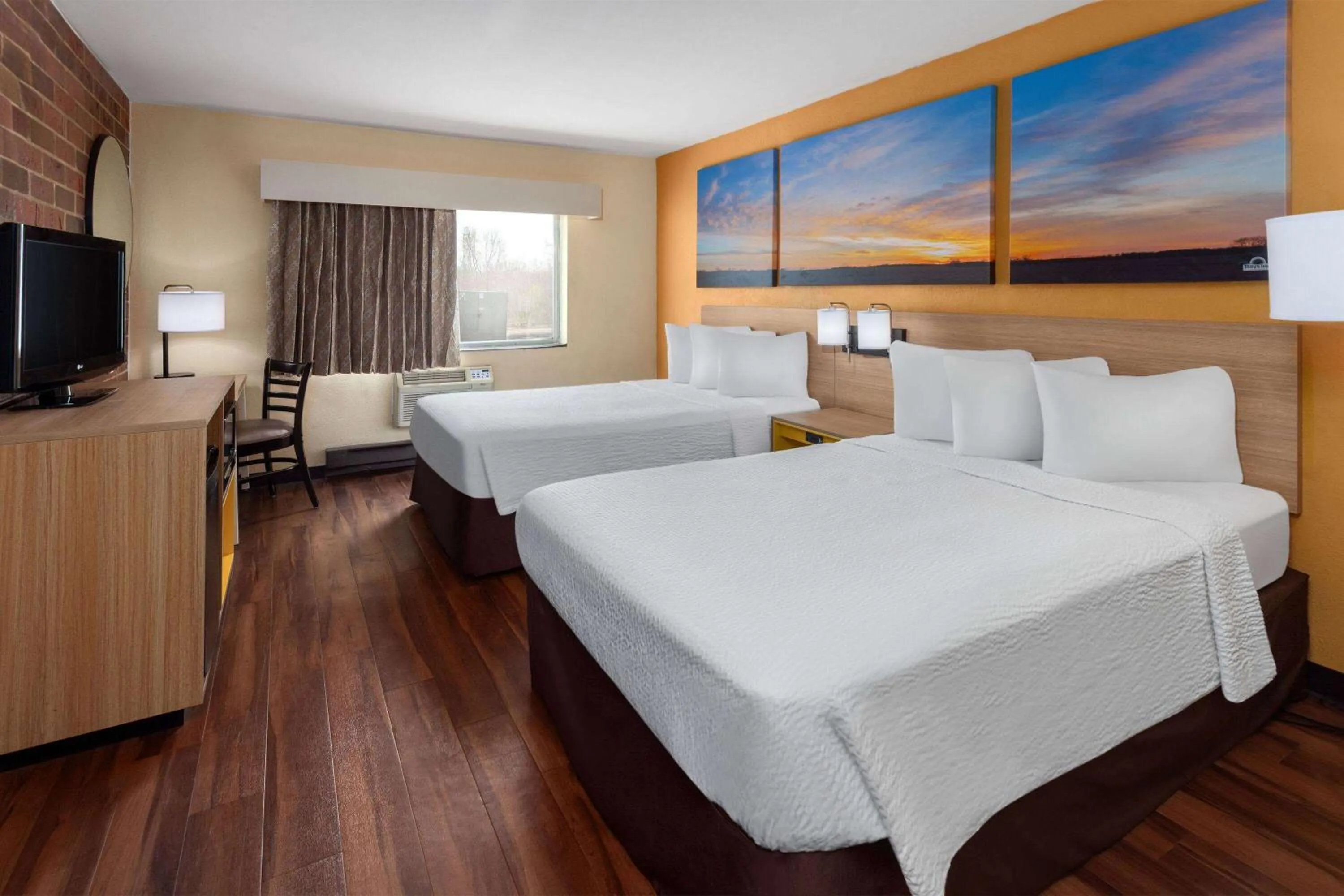 Photo of the whole room, Bed in Days Inn by Wyndham Rockford I-90 Walking Distance to Casino