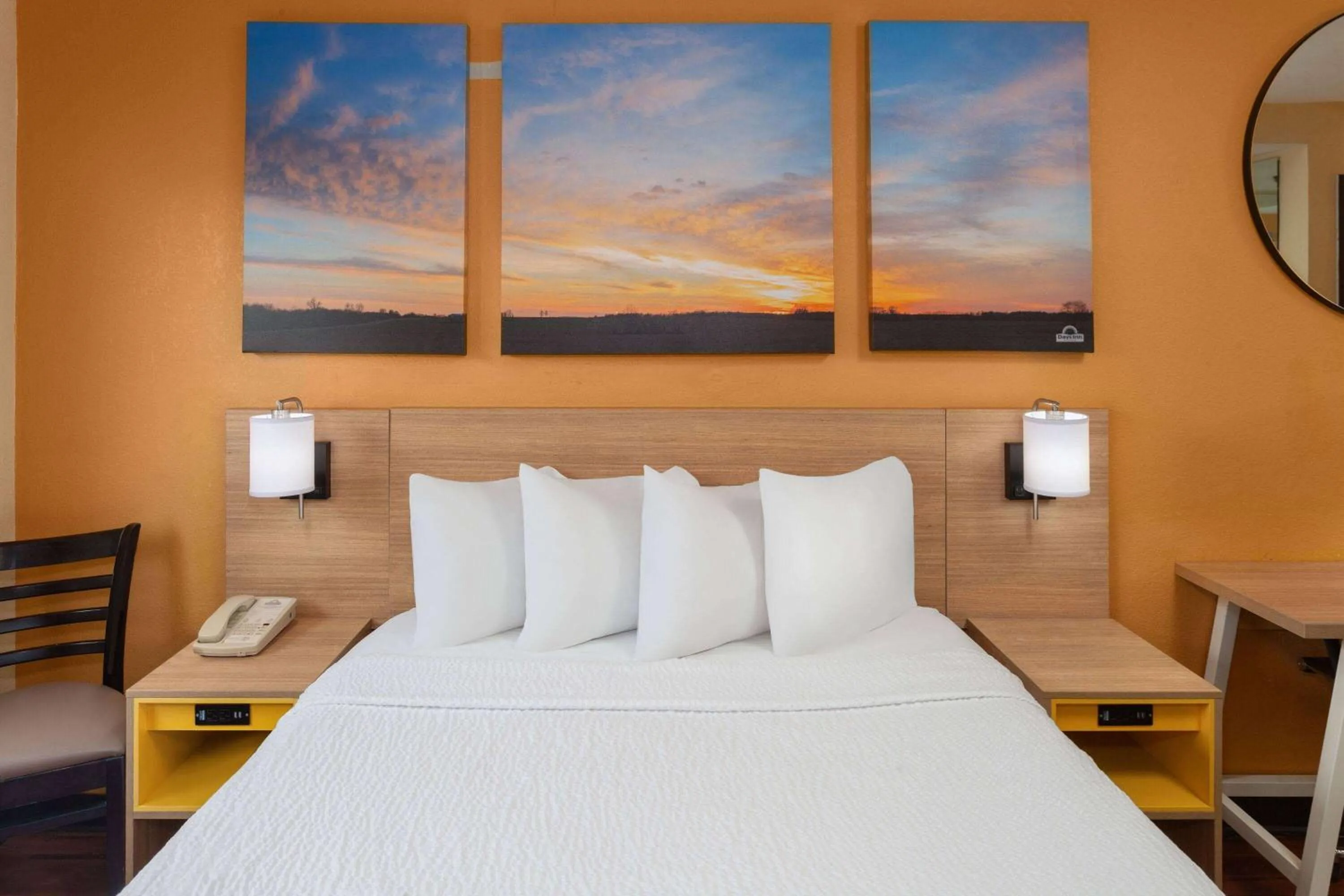 Bath, Bed in Days Inn by Wyndham Rockford I-90 Walking Distance to Casino