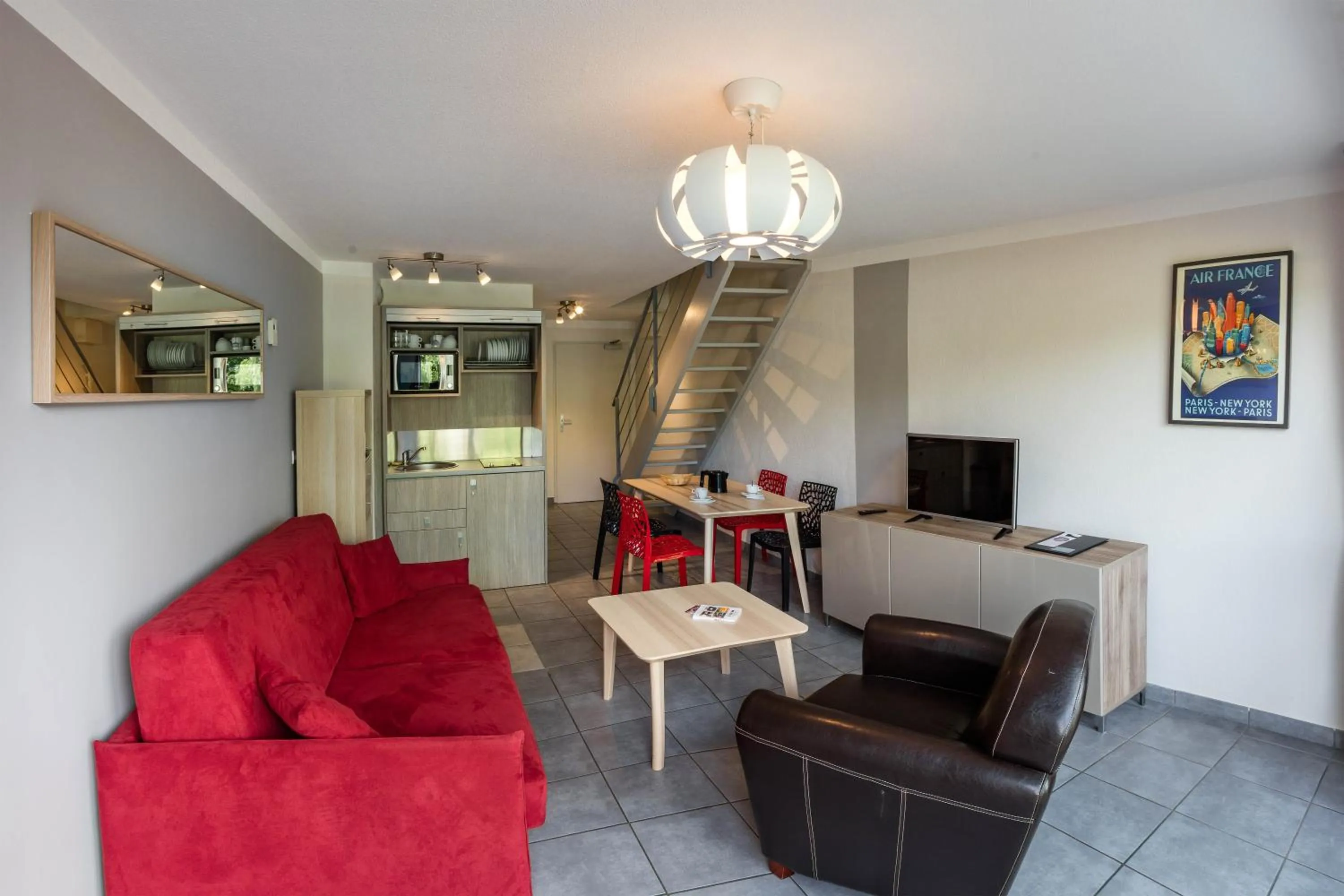 TV and multimedia in The Originals Boutique, Hôtel Le Cap, Gap Sud