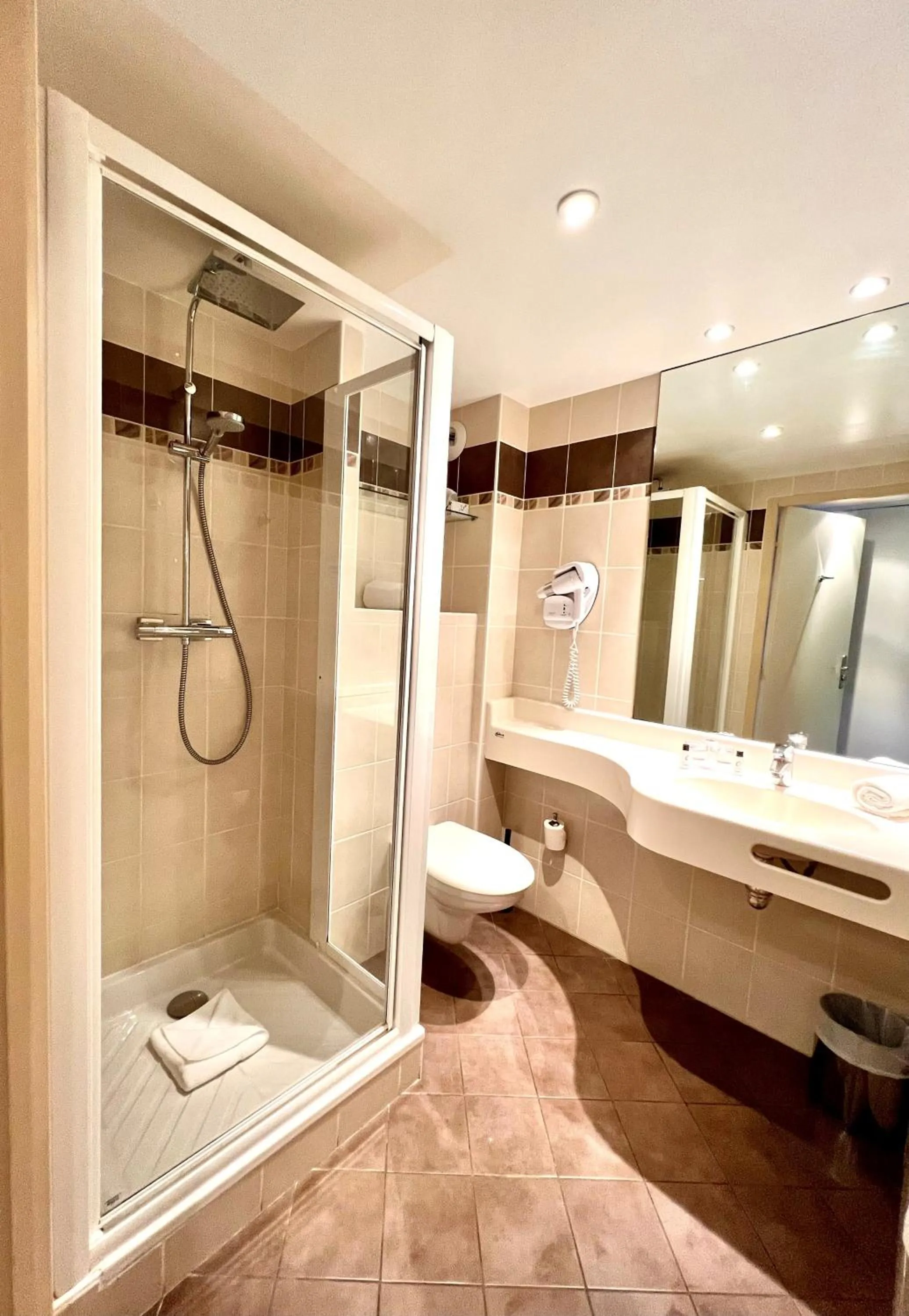 Shower in The Originals Boutique, Hôtel Le Cap, Gap Sud