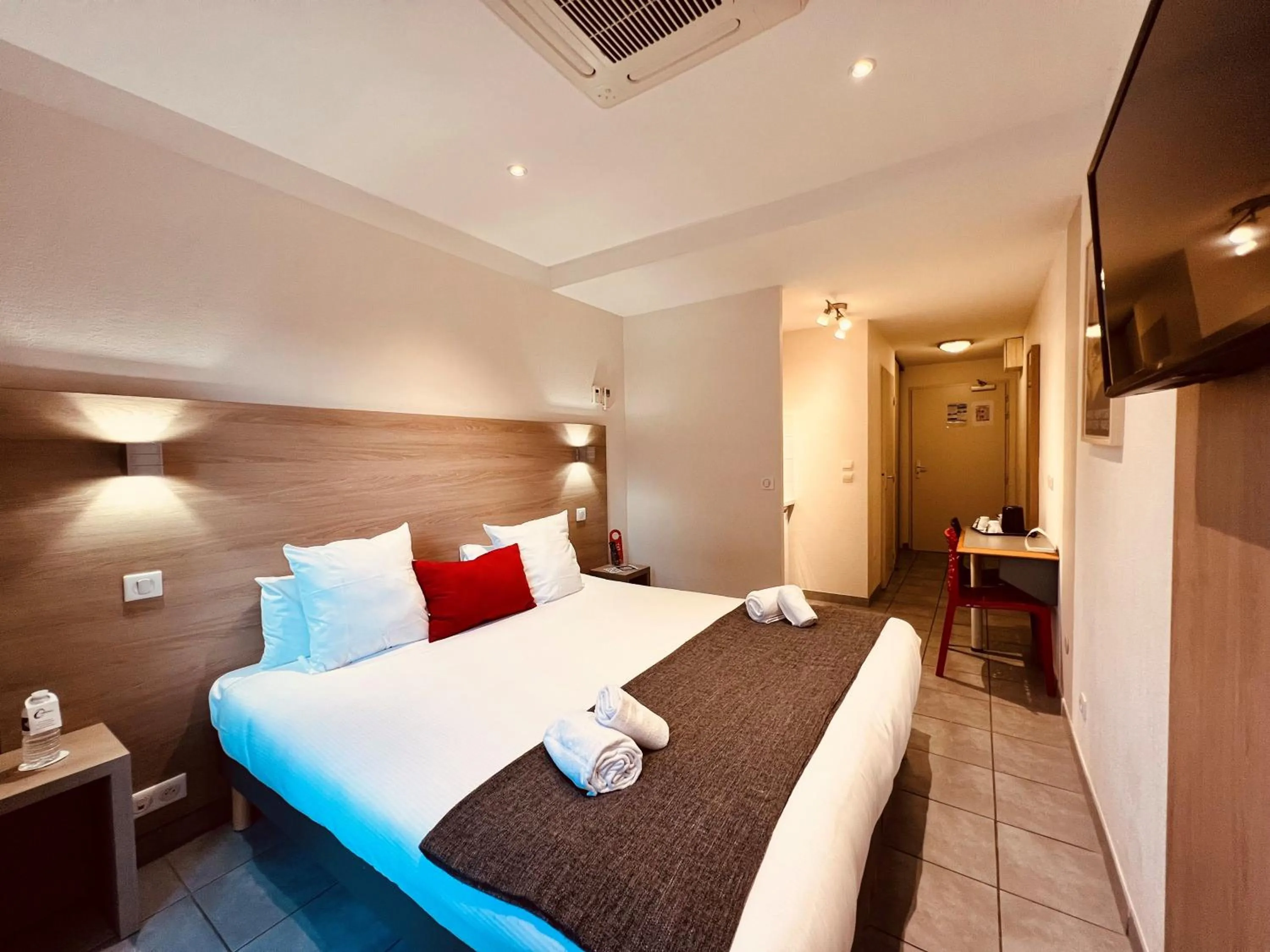 Photo of the whole room, Bed in The Originals Boutique, Hôtel Le Cap, Gap Sud