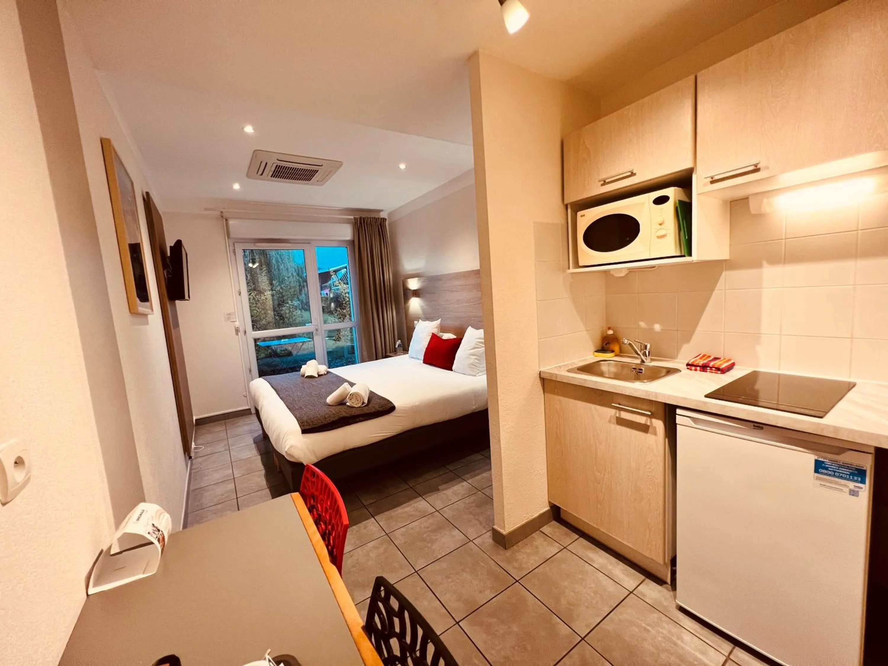 kitchen, Bed in The Originals Boutique, Hôtel Le Cap, Gap Sud