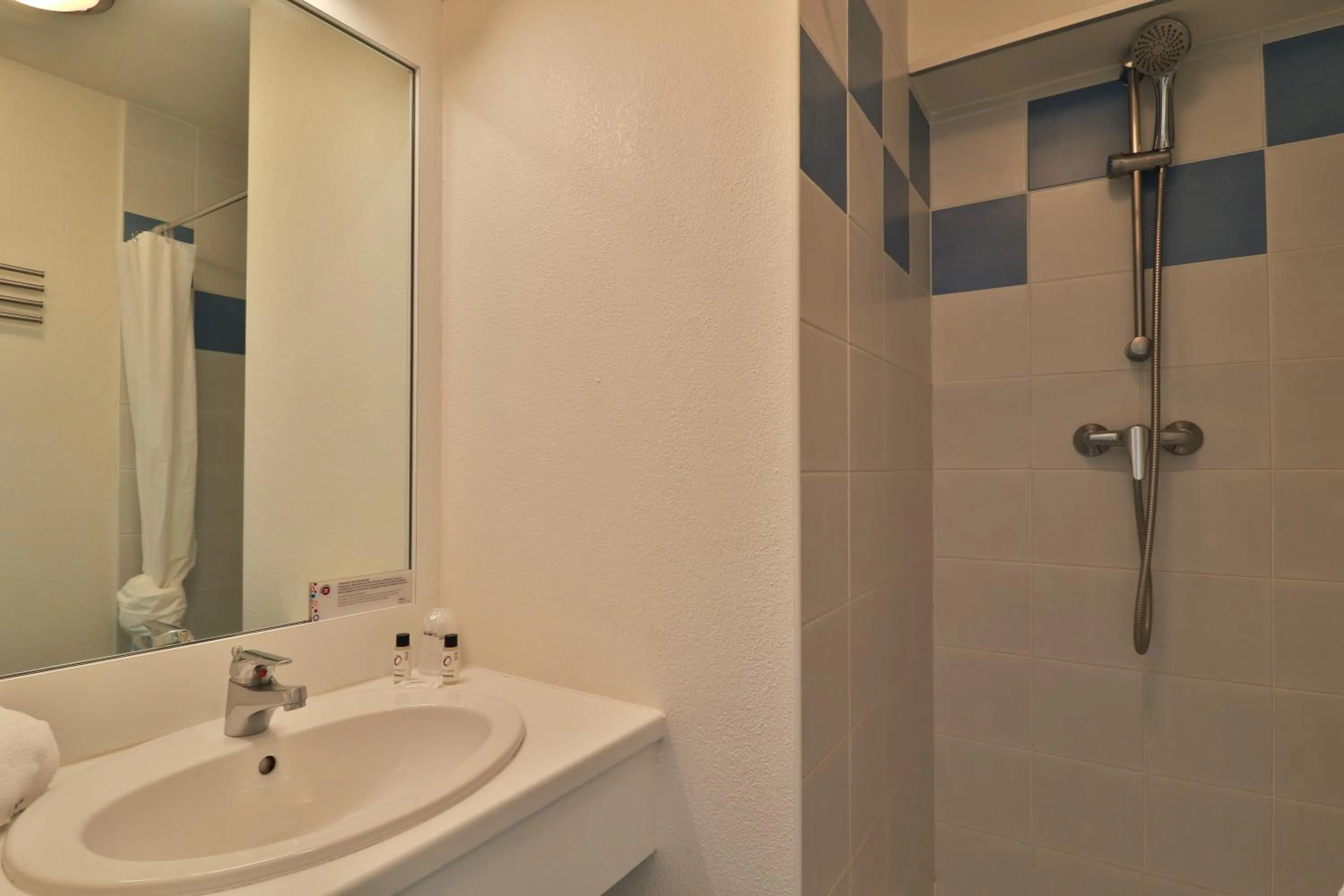 Bathroom in The Originals Boutique, Hôtel Le Cap, Gap Sud