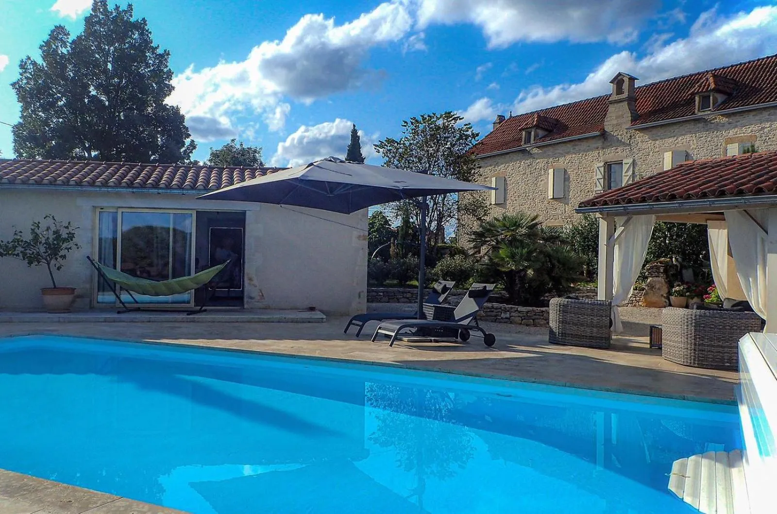 Property building in Le Couvent