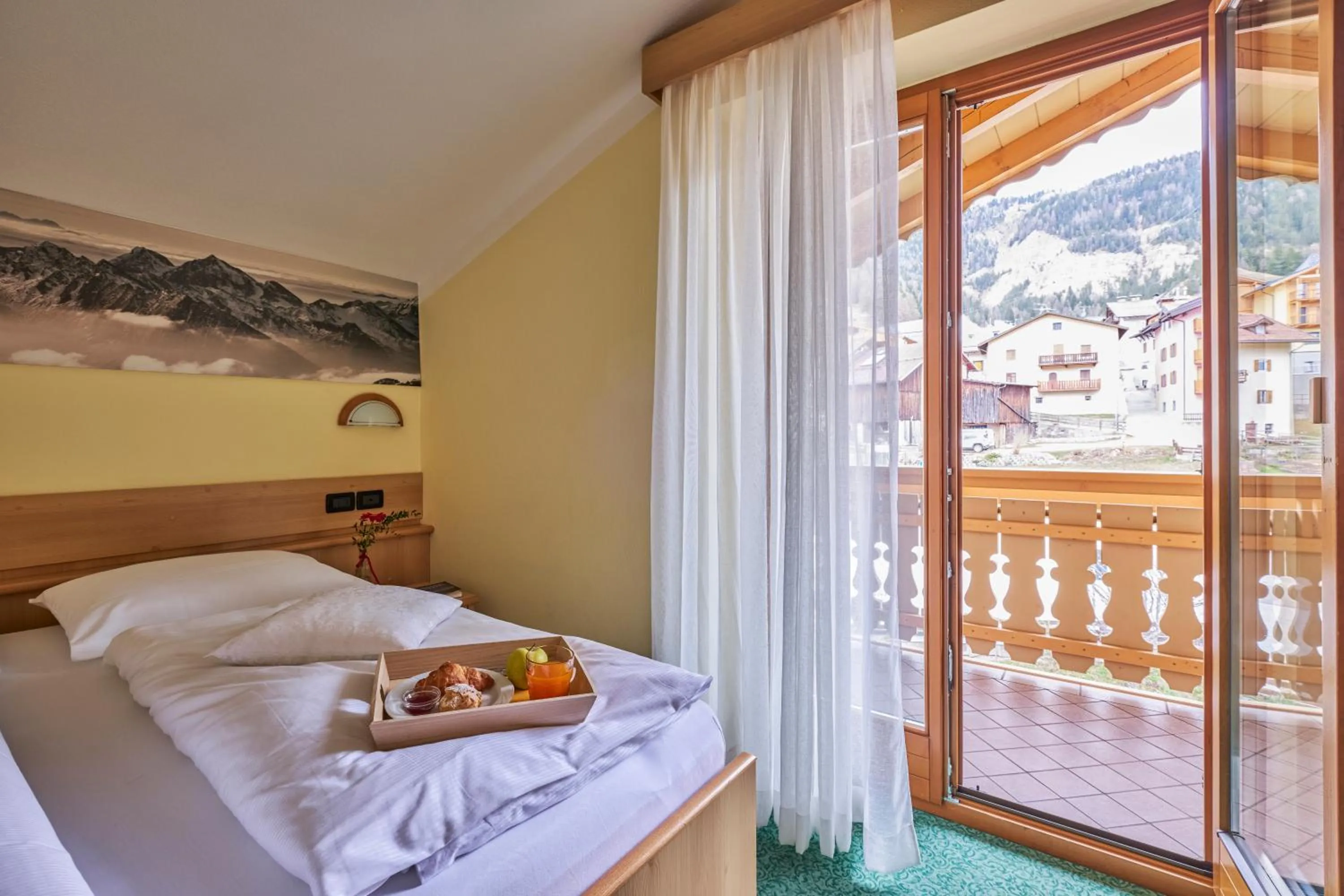 Photo of the whole room, Bed in Berg Hotel Latemar Spitze